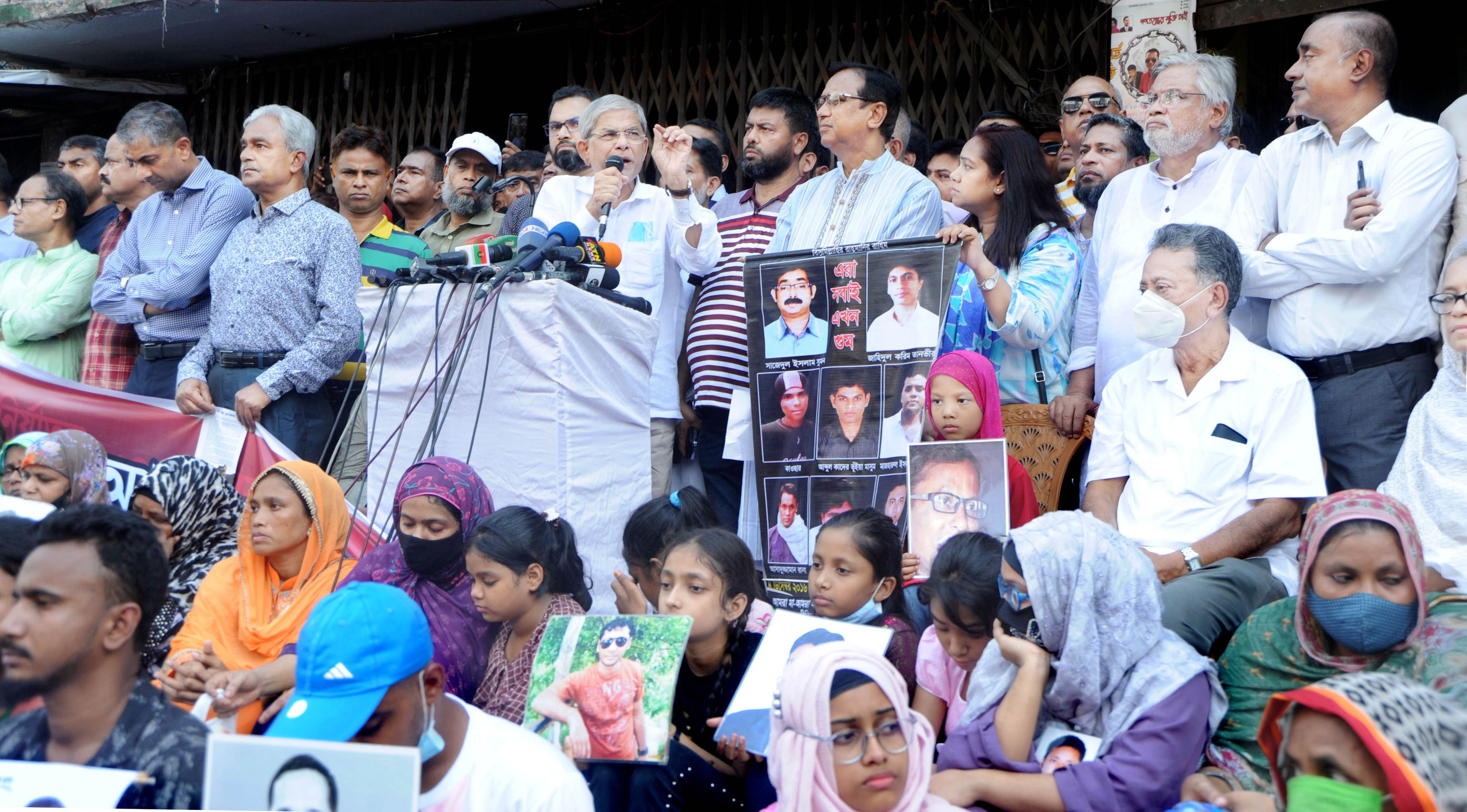 ‘ছোট থেকে বড় হয়ে গেছি বলতে বলতে, প্লিজ পাপাকে ফিরিয়ে দিন’