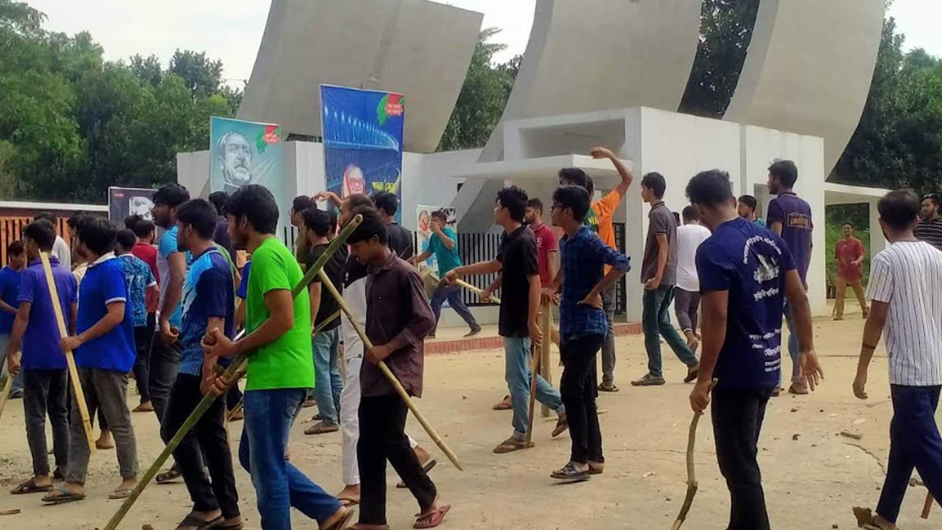 কুমিল্লা বিশ্ববিদ্যালয়ে ছাত্রলীগের ২ গ্রুপের সংঘর্ষ, পরীক্ষা স্থগিত