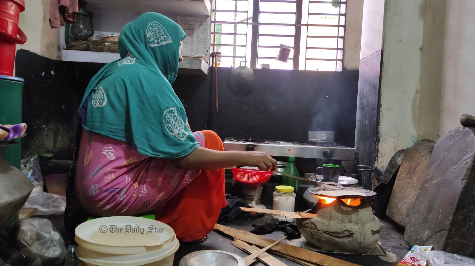 গ্যাস সংকট: আগে কুপির মতো একটু করে জ্বলতো, এখন তাও নেই