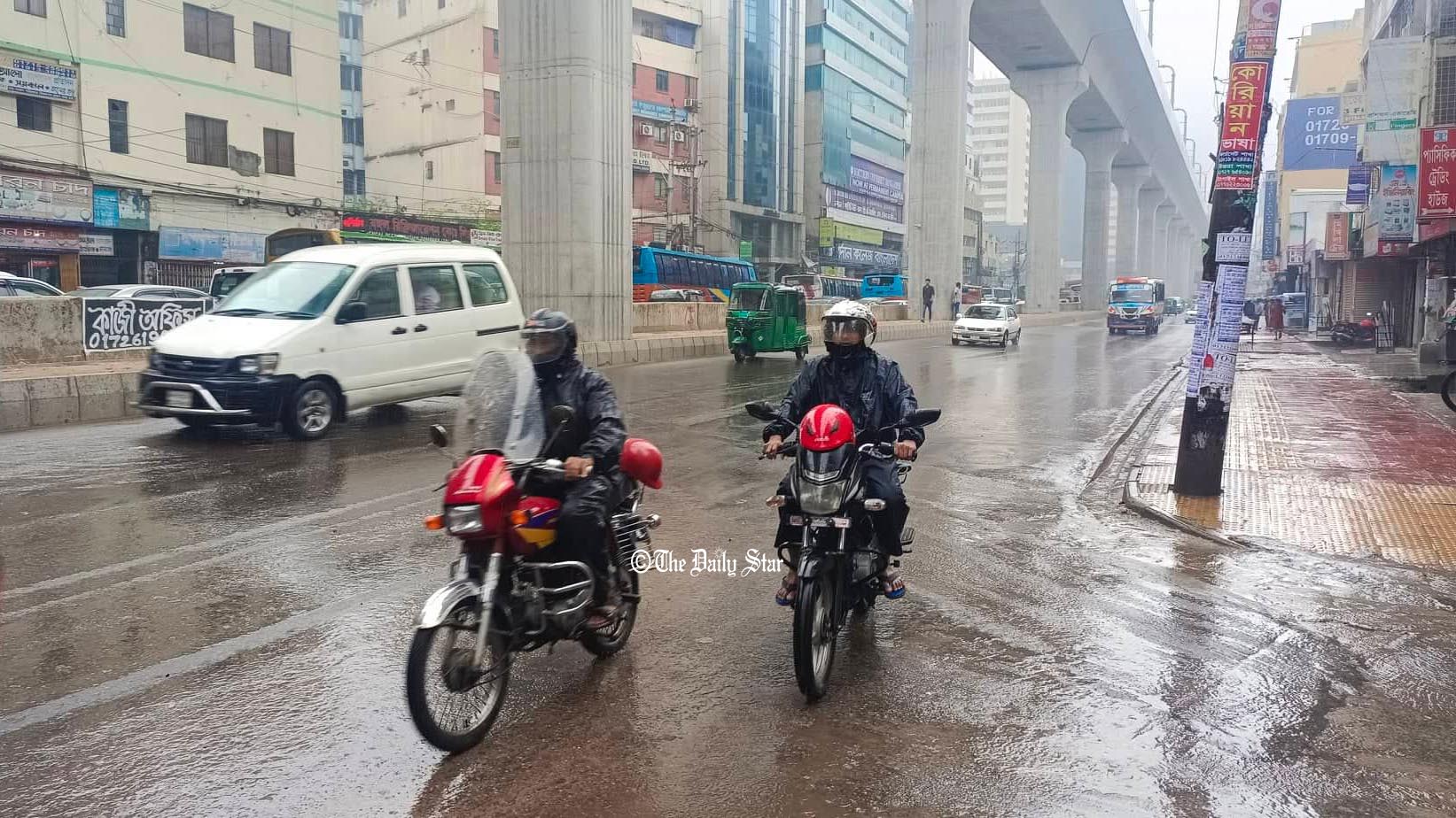 রাজধানীতে আজও সারাদিন থেমে থেমে বৃষ্টি