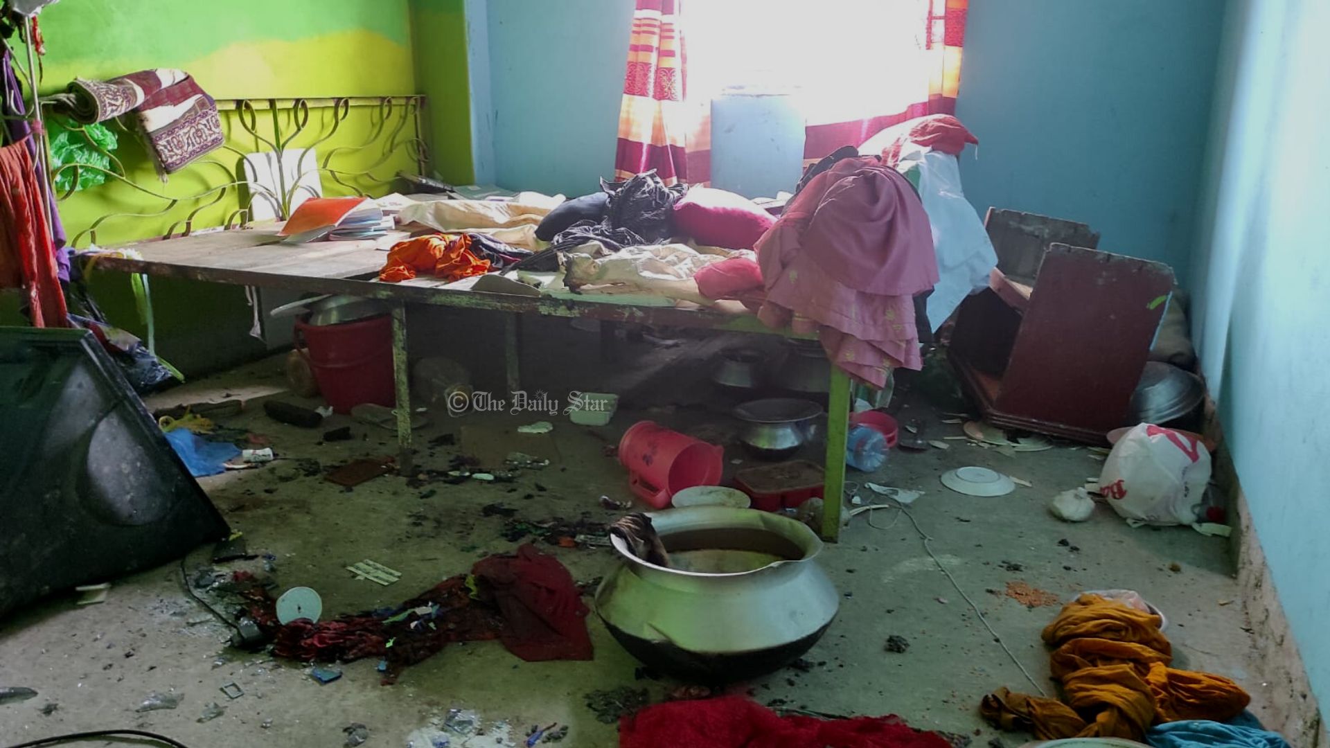 ‘পুলিশ নিয়ে হামলাকারীরা বাড়িতে ঢোকে, সবই তো পুলিশ জানে’