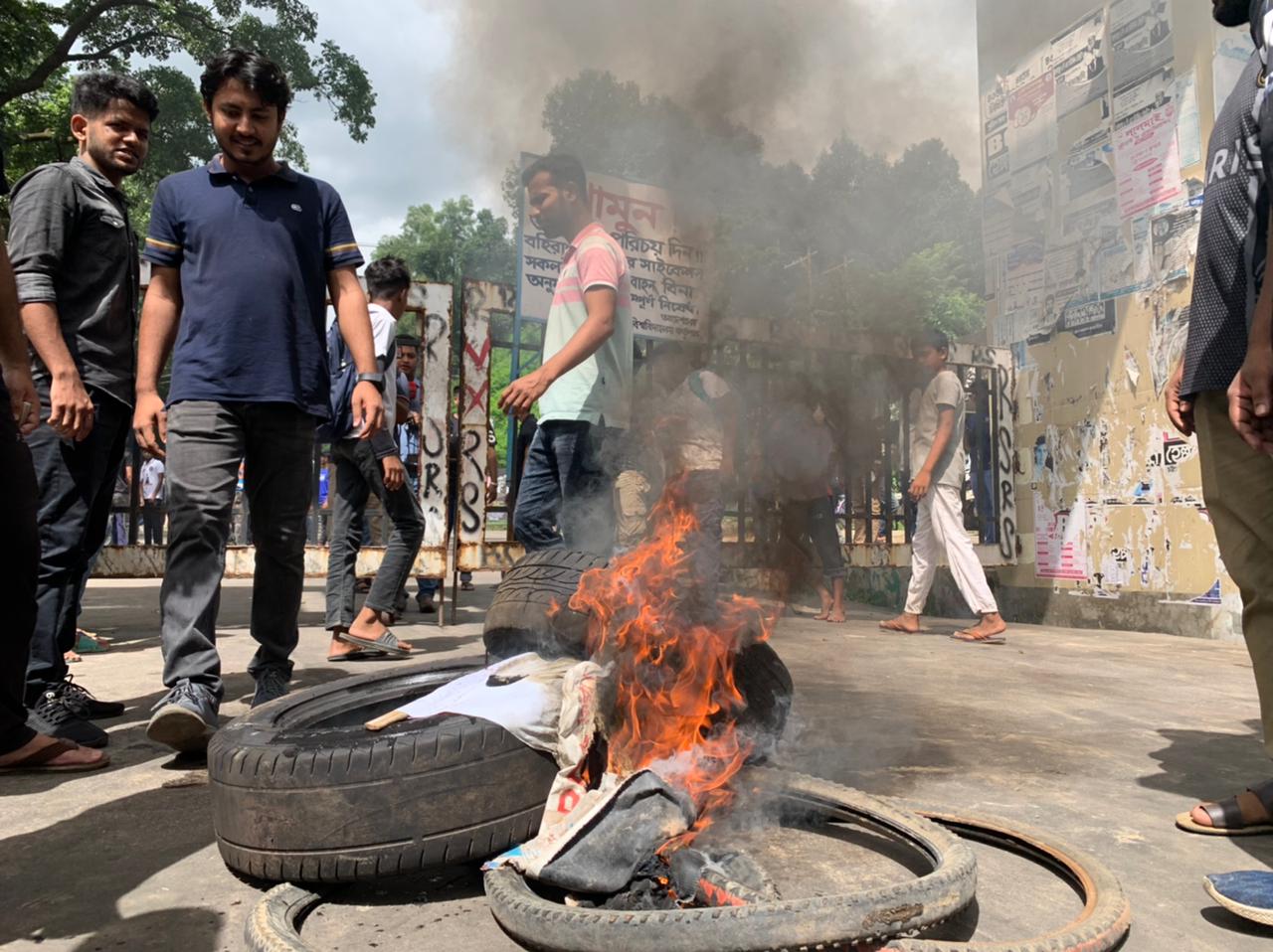 চবির প্রধান ফটক খুলে দিলেও অবরোধ অব্যাহত রাখার ঘোষণা ছাত্রলীগের