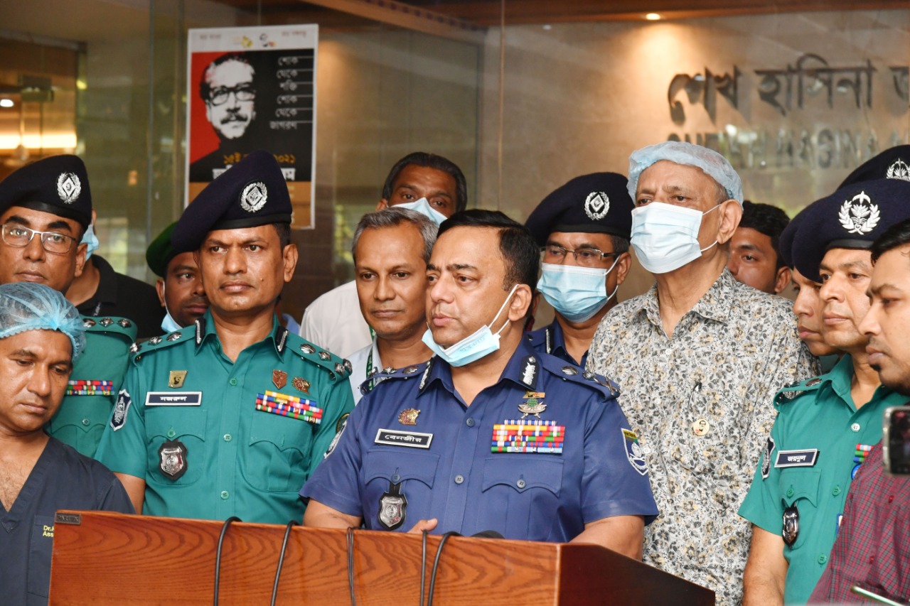 অগ্নিদগ্ধ রনি ও কনস্টেবল জিল্লুকে দেখতে হাসাপাতালে আইজিপি