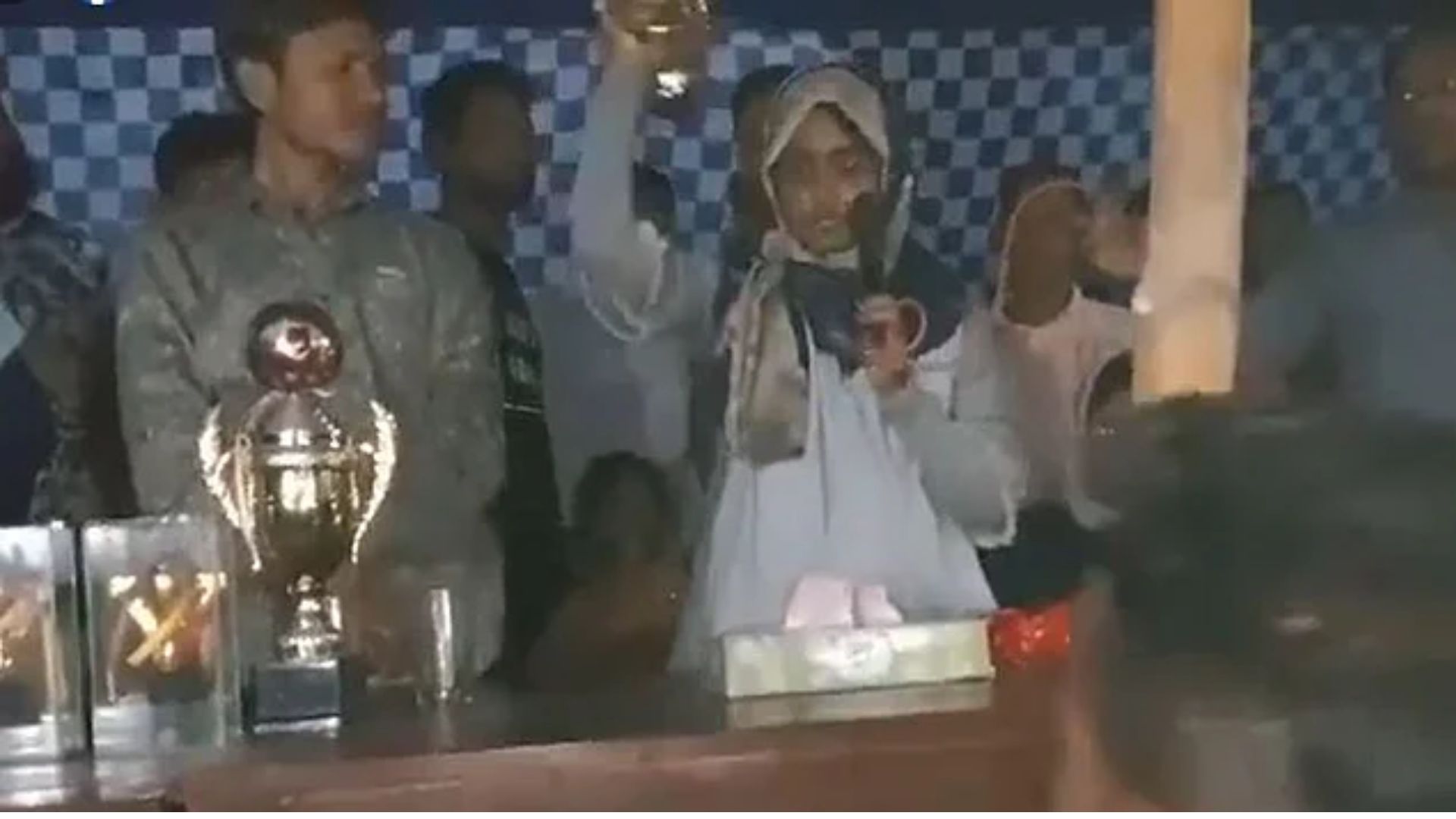 বান্দরবানে মঞ্চে দাঁড়িয়ে ফুটবল টুর্নামেন্টের ট্রফি ভাঙলেন ইউএনও