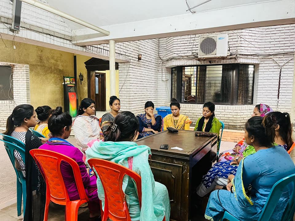 আ. লীগ সভাপতির কার্যালয়ে ইডেন ছাত্রলীগের বহিষ্কৃত নেত্রীরা