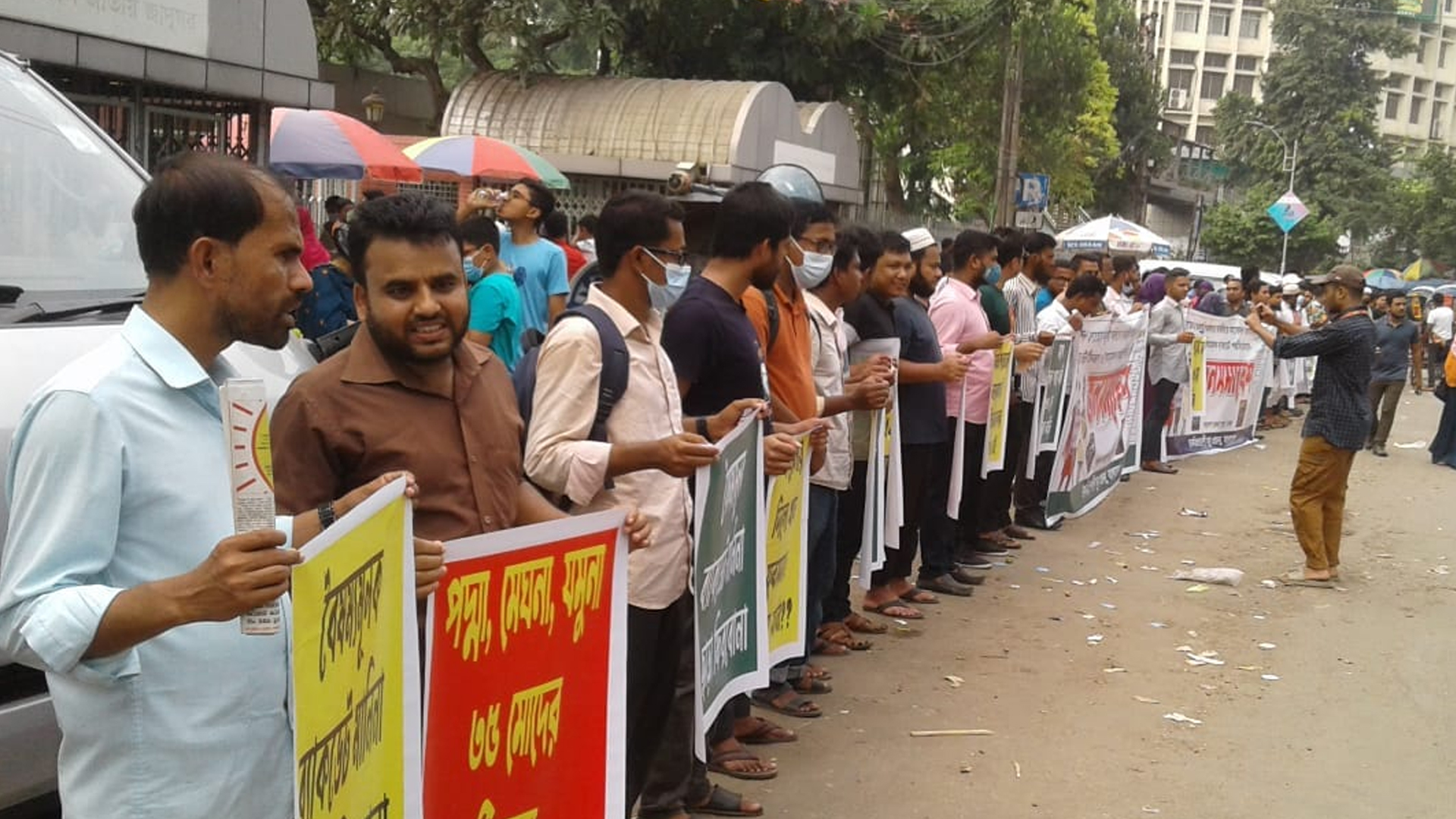 চাকরিতে প্রবেশের বয়সসীমা ৩৫ করার দাবিতে শাহবাগে বিক্ষোভ