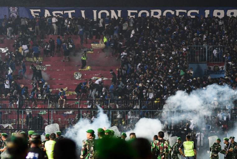 ইন্দোনেশিয়ায় ফুটবল খেলাকে কেন্দ্র করে সংঘর্ষ, পদদলনে নিহত ১২৯