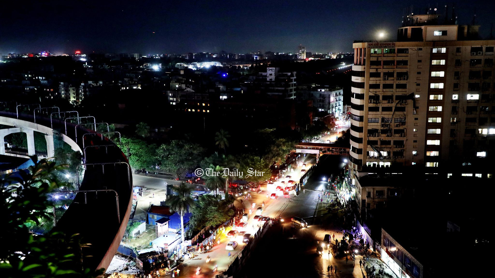 ৫ ঘণ্টা পর ঢাকার কিছু এলাকায় আসতে শুরু করেছে বিদ্যুৎ