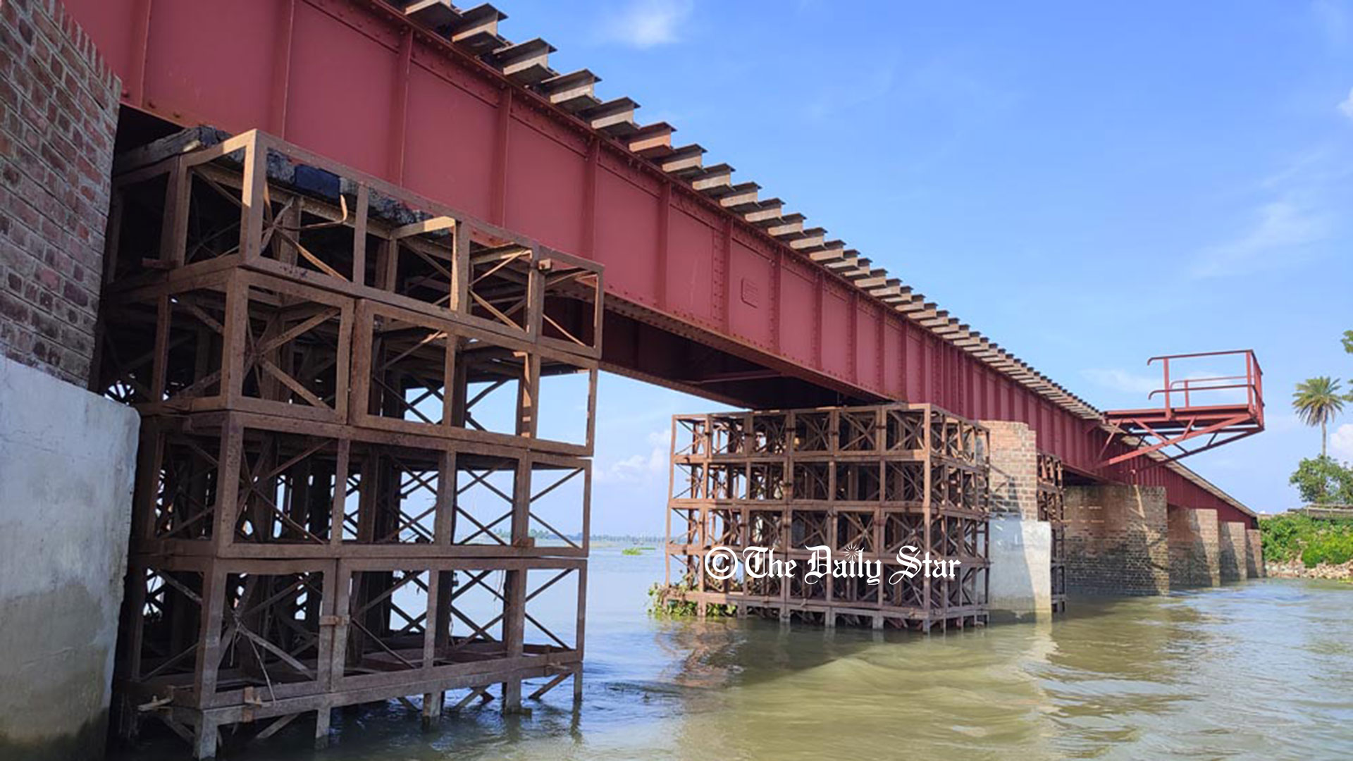 পাবনার বাউনজান সেতুতে লোহার বেষ্টনী, ঝুঁকি নিয়ে চলছে ট্রেন