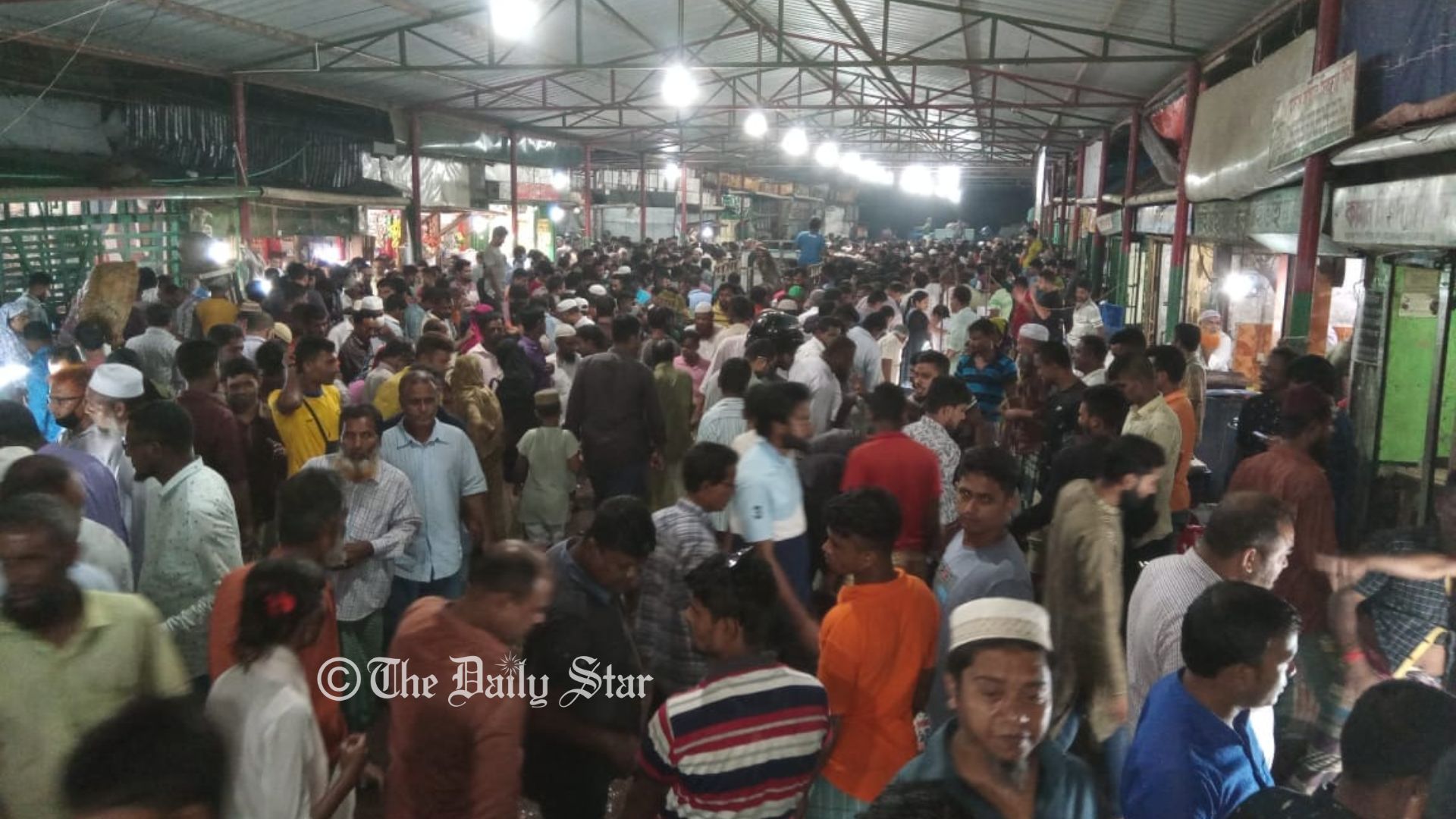 বরিশালে মধ্যরাতে ইলিশ কিনতে বাজারে ভিড়