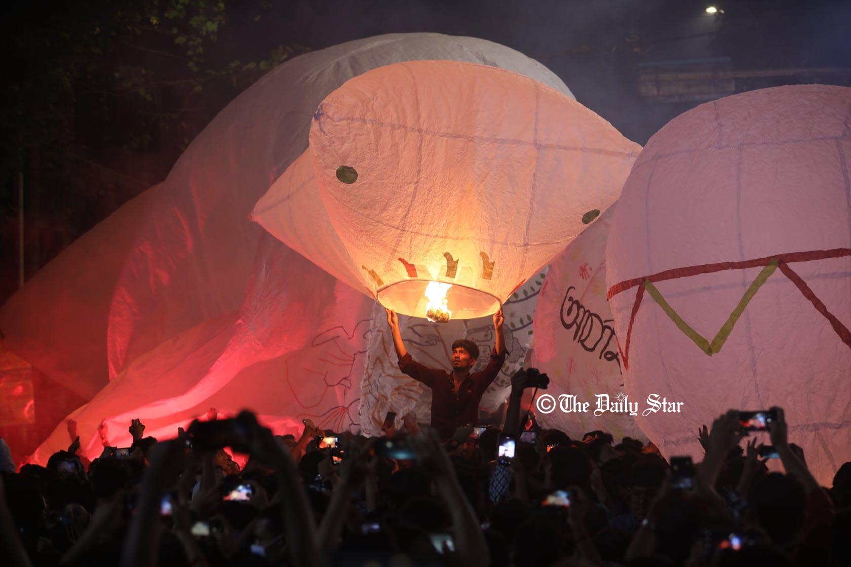 ফানুস উড়িয়ে প্রবারণা উৎসব শুরু