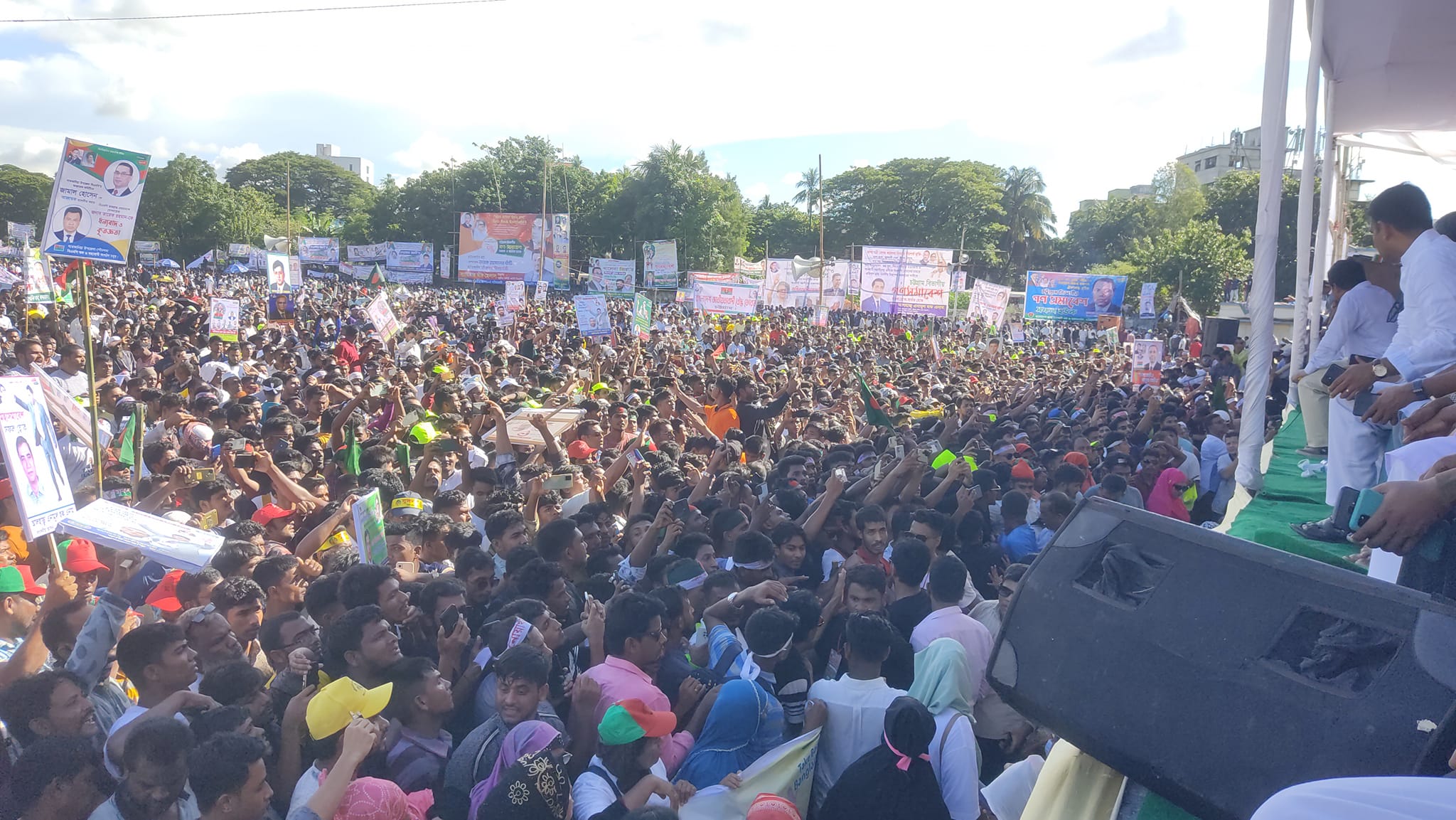 চট্টগ্রামে বিএনপির সমাবেশে নেতাদের সঙ্গে সেলফি তুলতে ধাক্কাধাক্কি