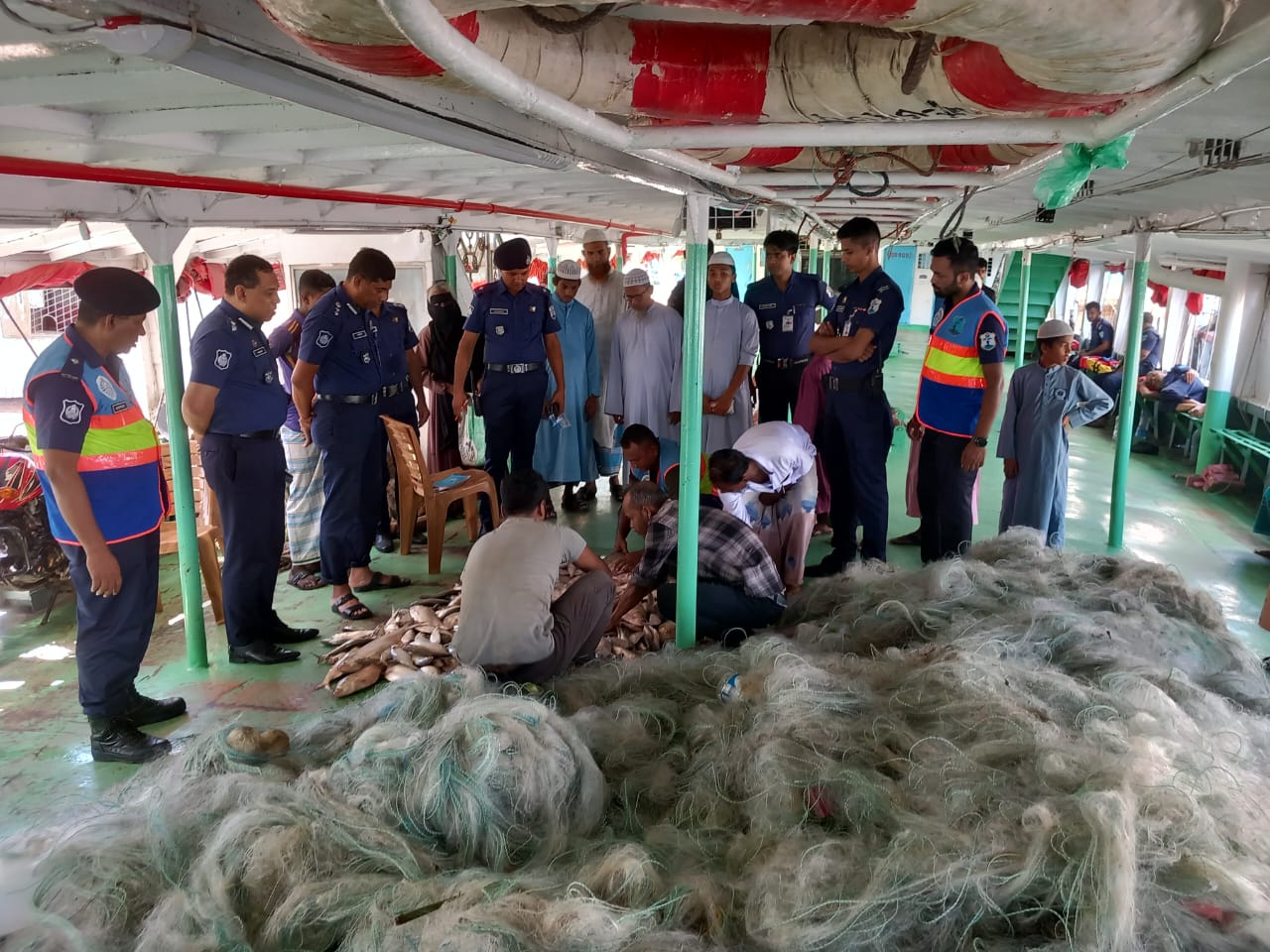 চাঁদপুরে কারেন্ট জাল ও ইলিশসহ ৩৯ জেলে আটক