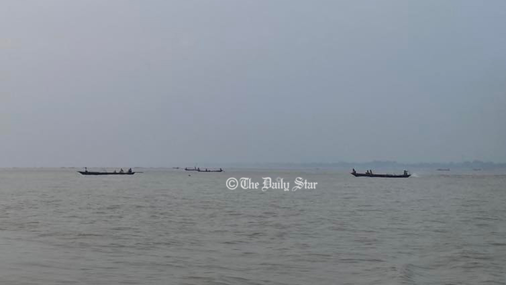 ইলিশ ধরায় নিষেধাজ্ঞা অমান্য: পদ্মায় চলছে চোর-পুলিশ খেলা