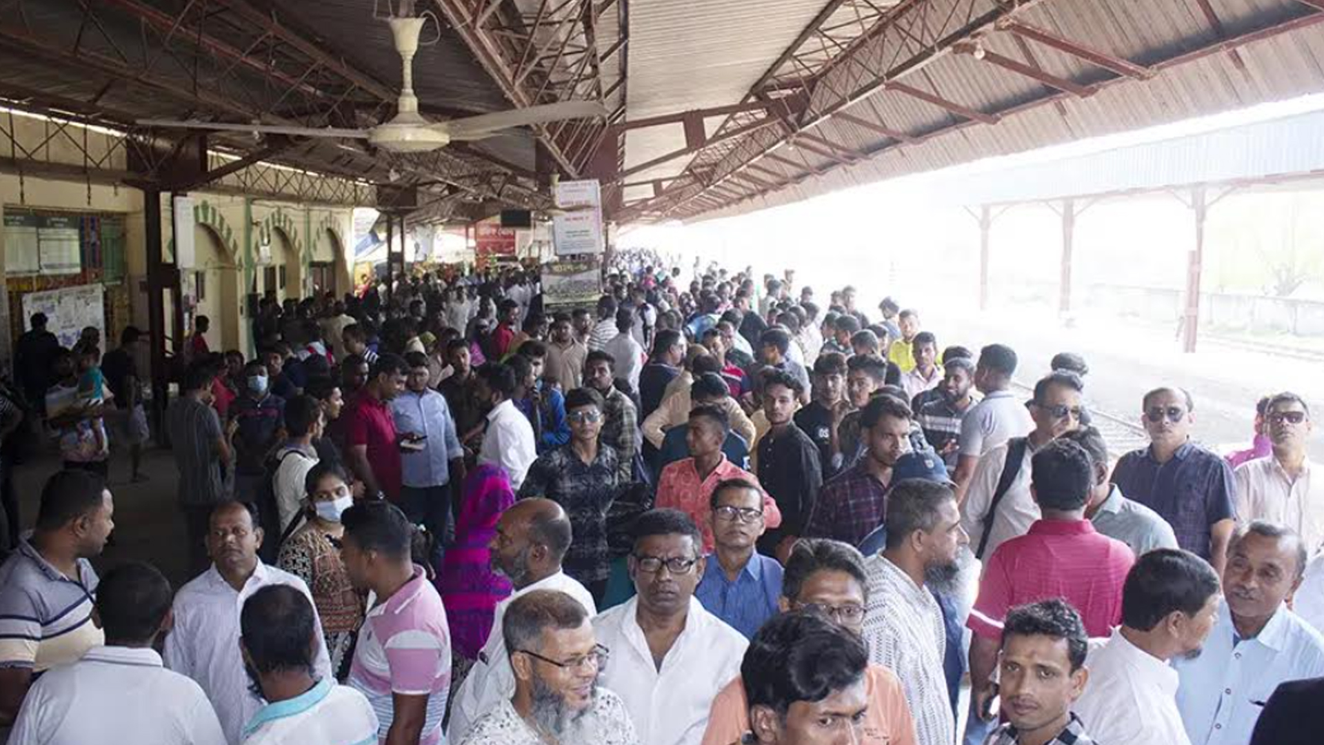 ট্রেনে ঝুলে-দাঁড়িয়ে যশোর থেকে খুলনায় বিএনপির নেতাকর্মীরা