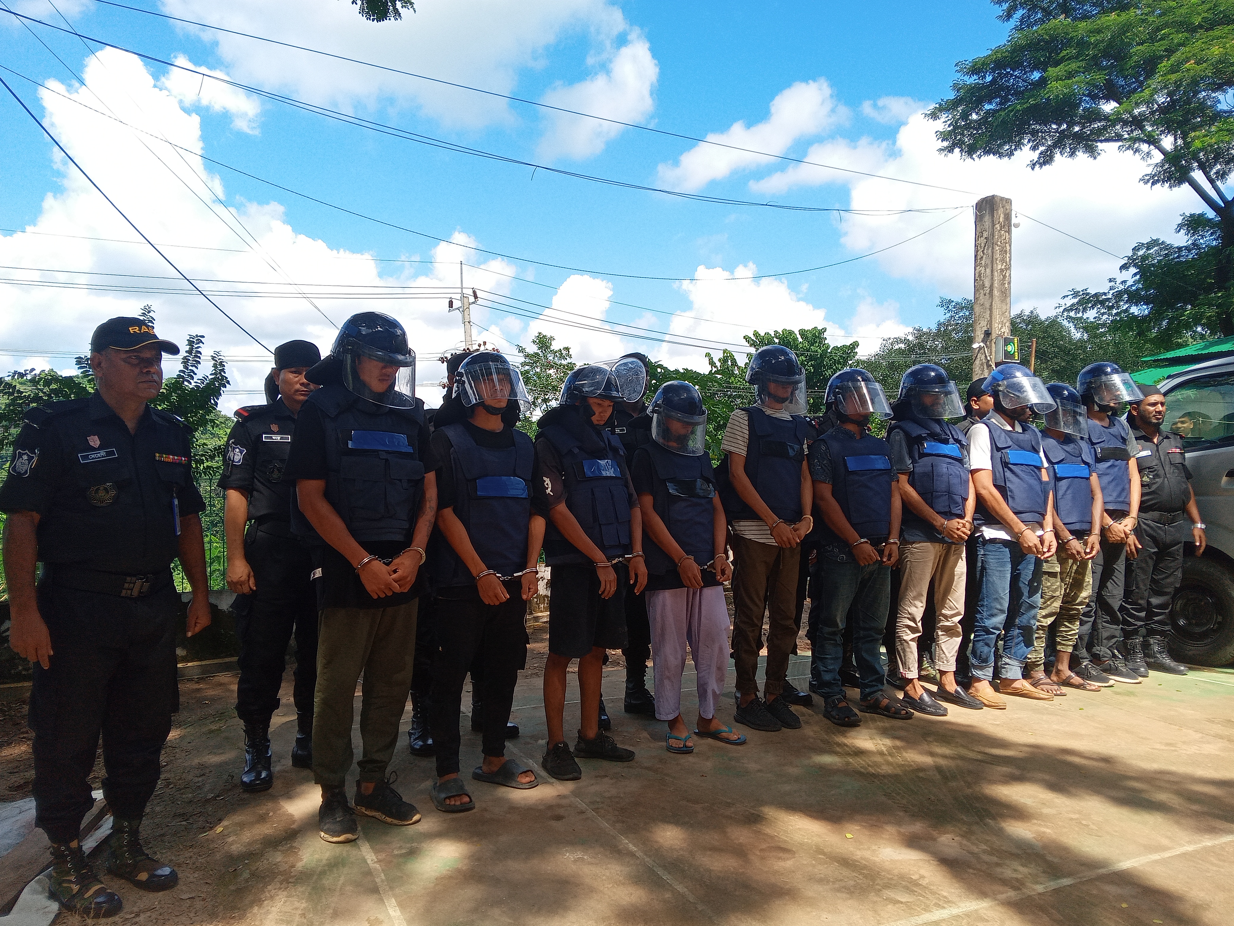 পাহাড়ে অর্থের বিনিময়ে জঙ্গিদের প্রশিক্ষণ দিতো কেএনএফ: র‌্যাব