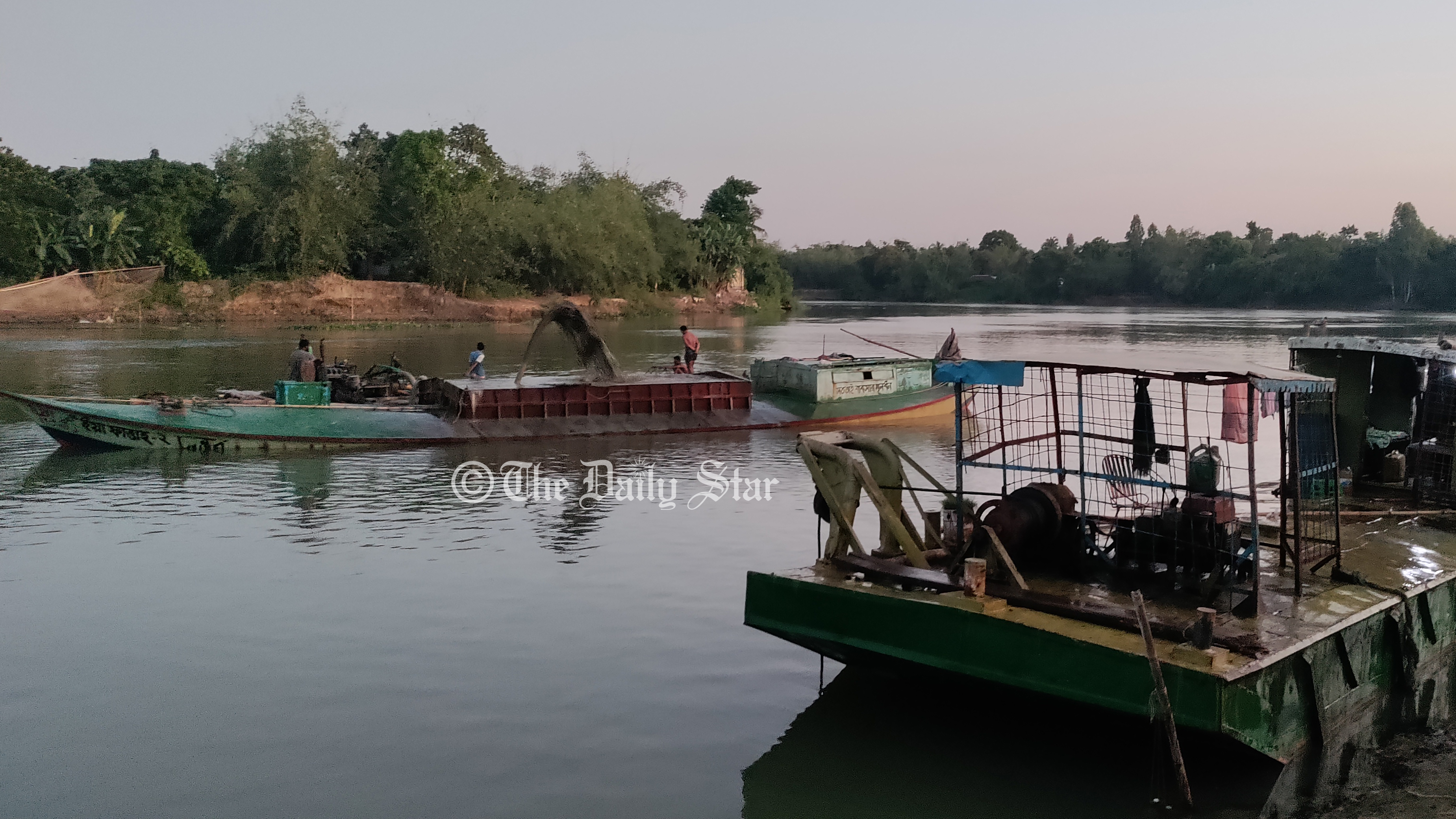আত্রাই থেকে অবৈধভাবে বালু তোলার অভিযোগ ইউপি চেয়ারম্যানের বিরুদ্ধে