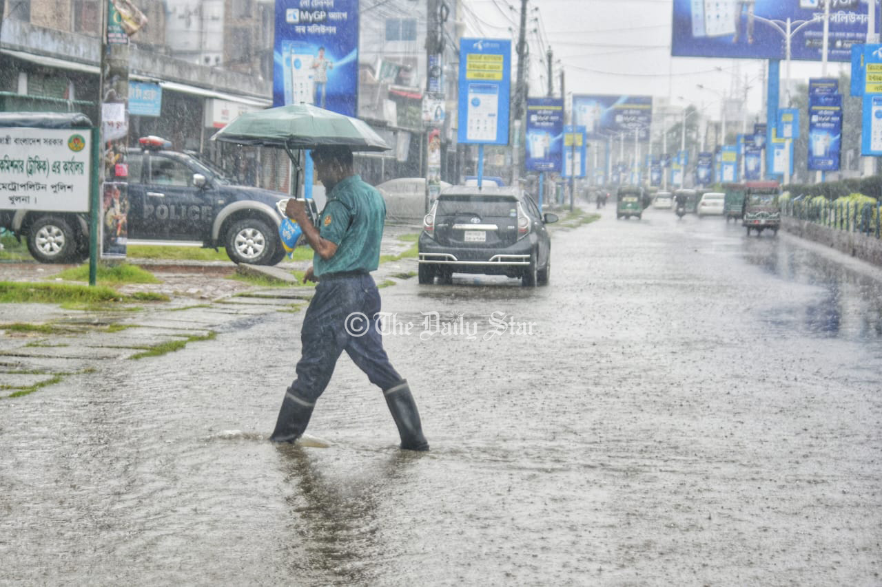 ভারী বর্ষণে ডুবে গেছে খুলনা শহরের অধিকাংশ রাস্তা-নিম্নাঞ্চল