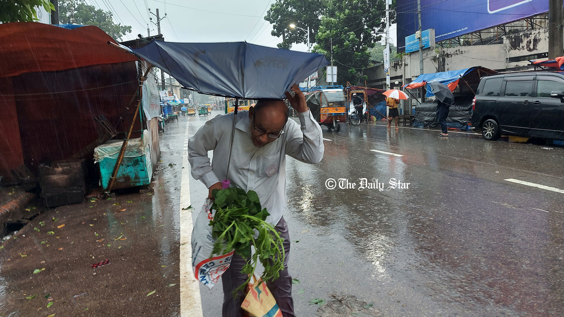 সতর্ক সংকেত মোংলা-পায়রায় ৭ ও চট্টগ্রাম-কক্সবাজারে ৬