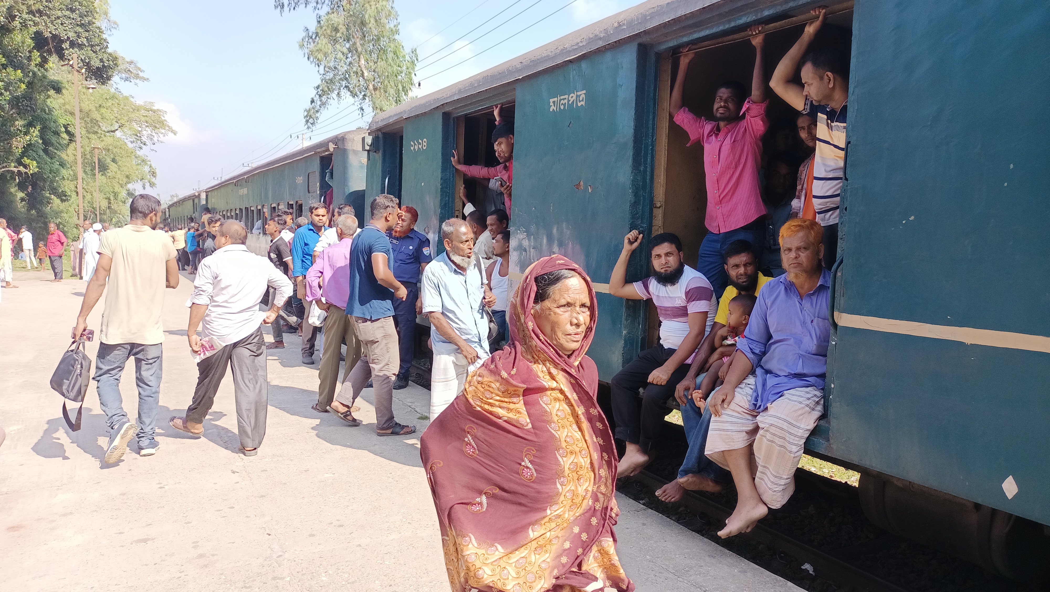 বাস চলাচল বন্ধ, দুর্ভোগে যাত্রীরা