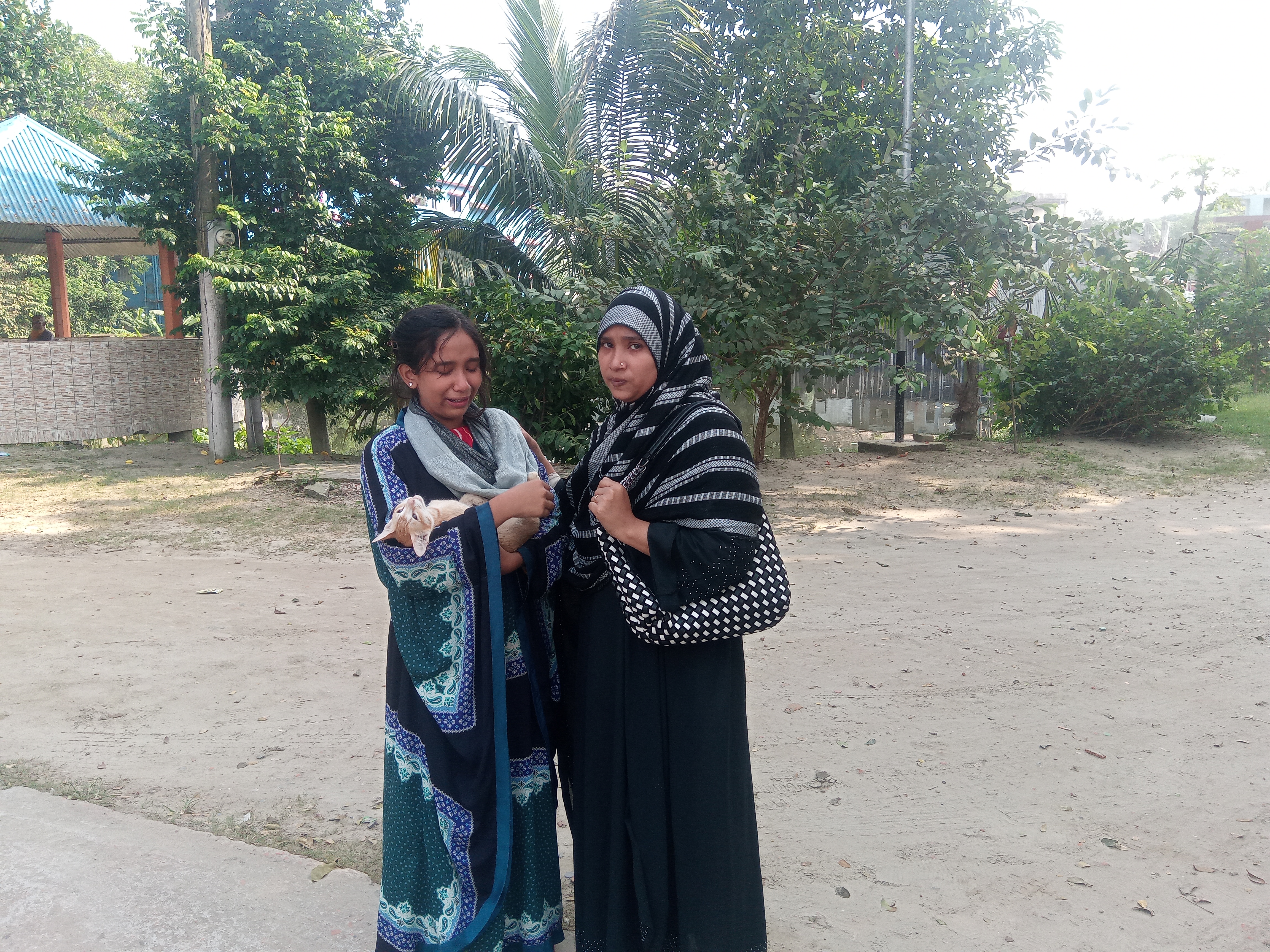 বিড়াল হত্যার বিচার চেয়ে থানায় কিশোরী