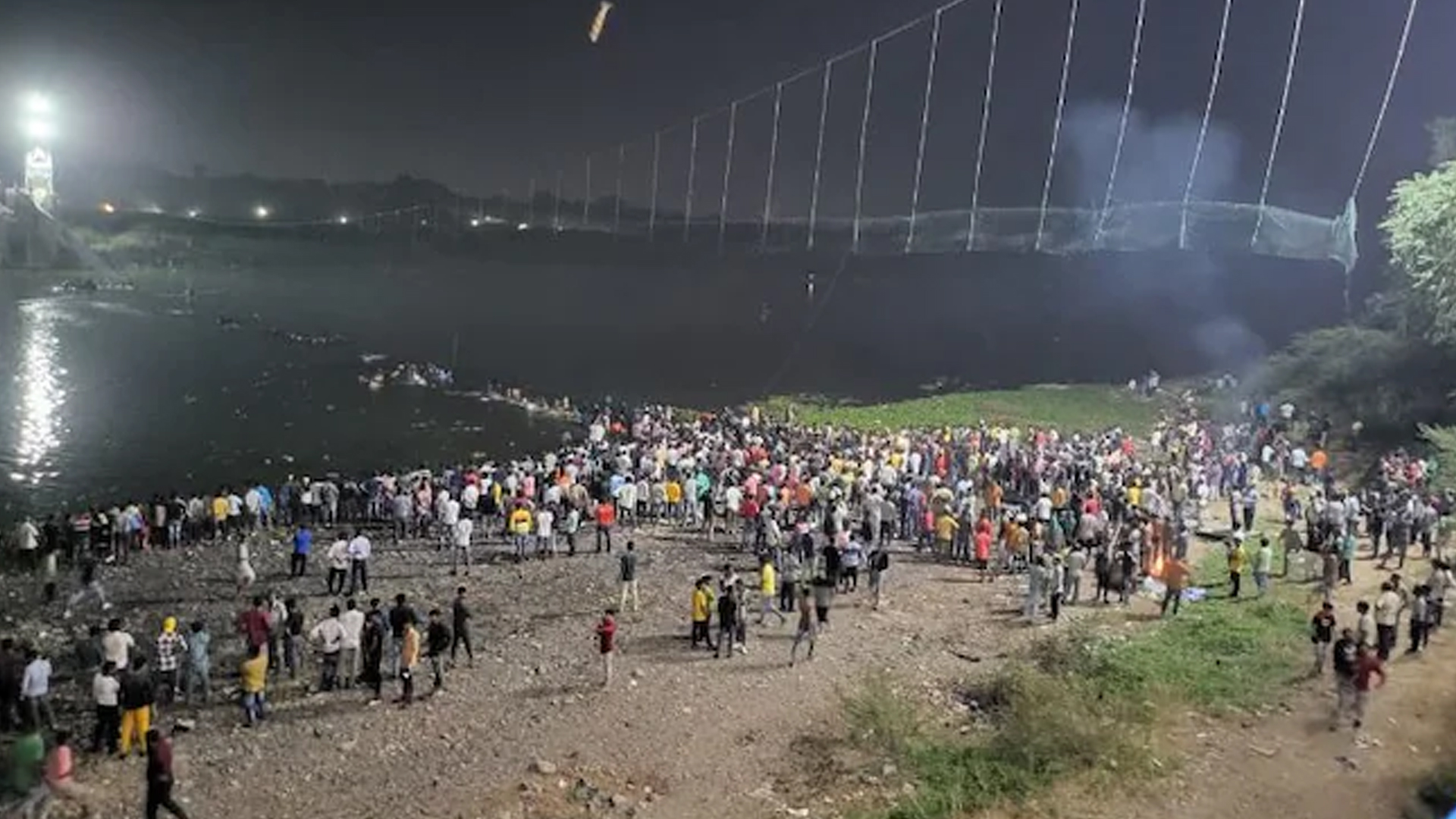 ভারতের গুজরাটে ঝুলন্ত সেতু ধসে নিহত অন্তত ৩৫