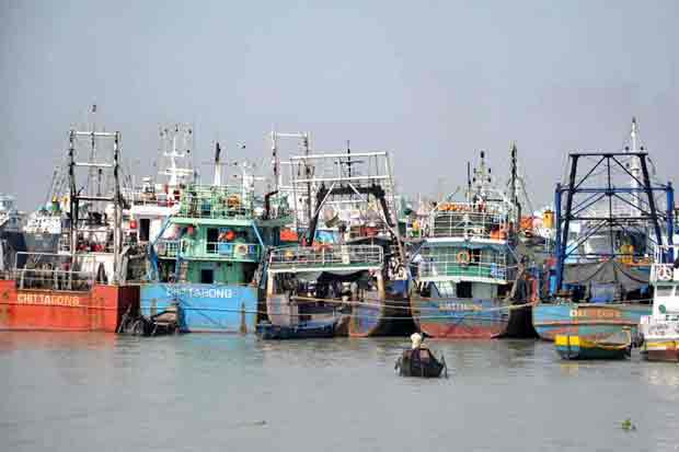 ৫ দফা দাবিতে আগামীকাল থেকে চট্টগ্রামে লাইটার জাহাজে পণ্য পরিবহন ধর্মঘট