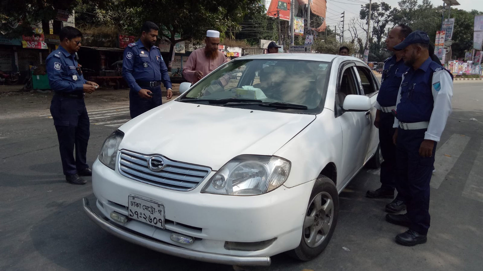 বিএনপির গণসমাবেশ: ফরিদপুরের প্রবেশপথে পুলিশি তল্লাশি