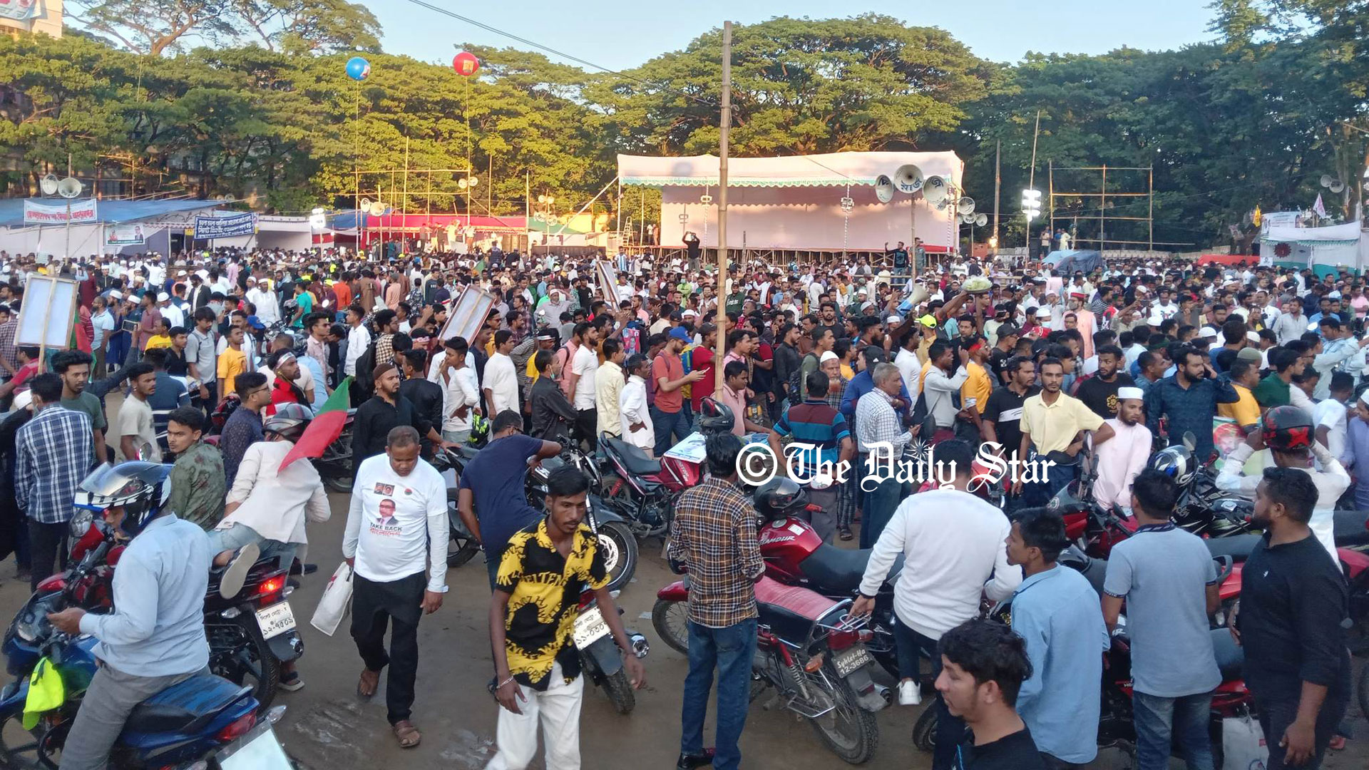 বিএনপির সমাবেশস্থলে নেতাকর্মীদের ভিড় বাড়ছে