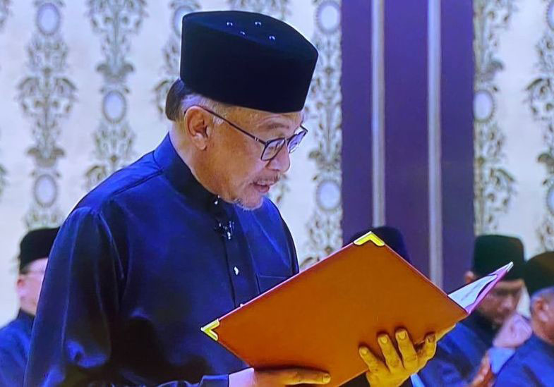 মালয়েশিয়ার দশম প্রধানমন্ত্রী হিসেবে শপথ নিলেন আনোয়ার ইব্রাহিম