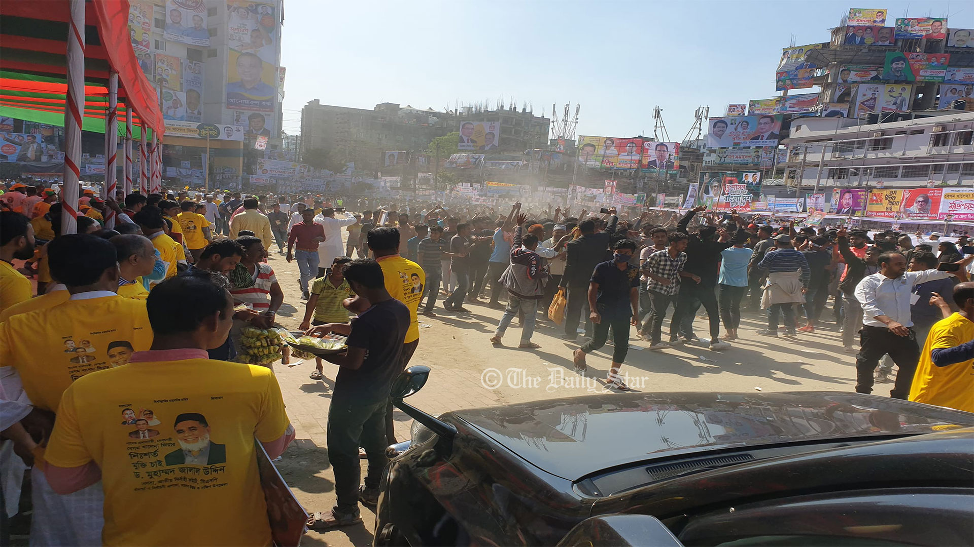 গণসমাবেশ ঘিরে কুমিল্লা টাউন হলের দিকে বিএনপির খণ্ড খণ্ড মিছিল