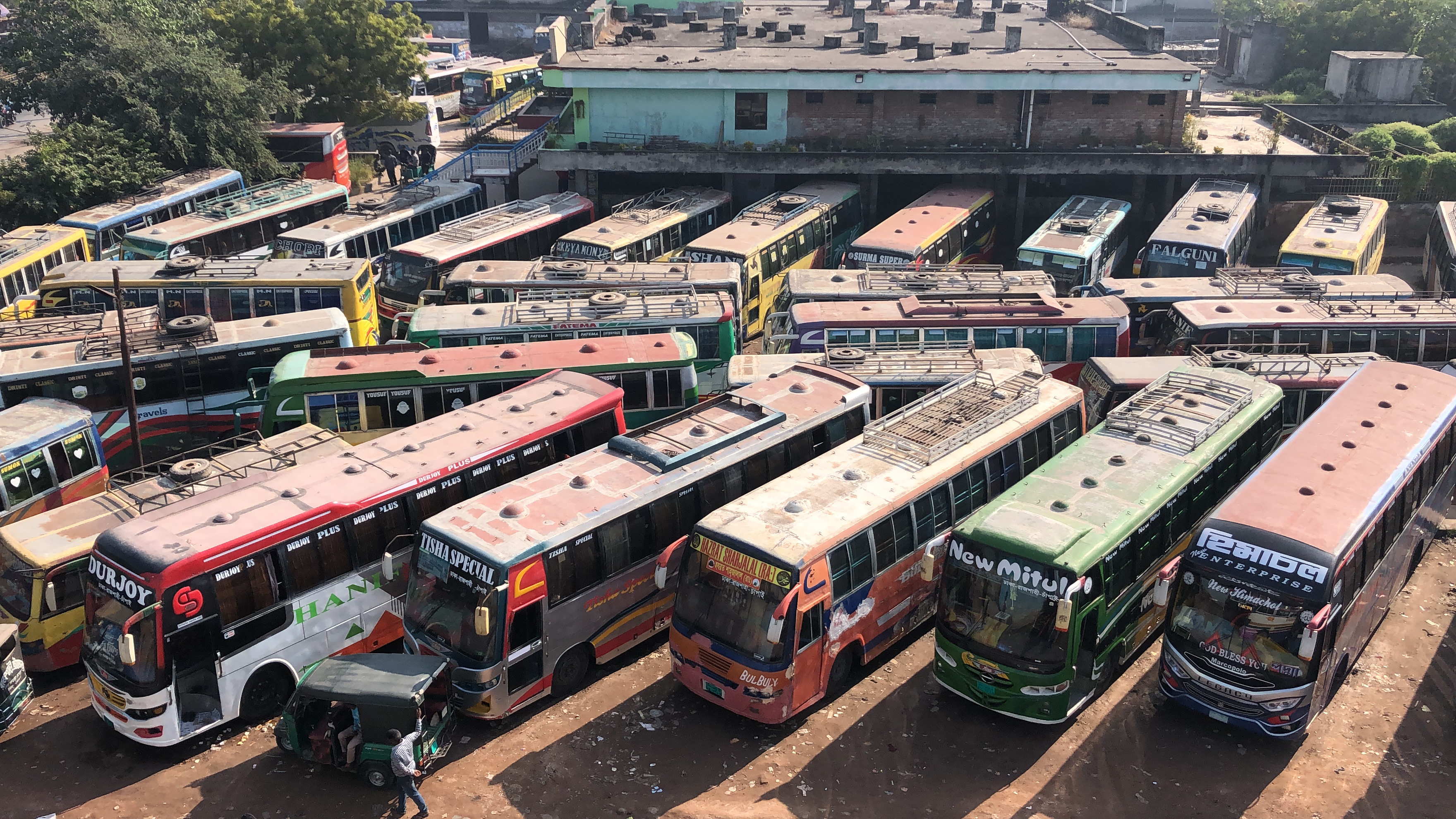 ঘোষিত সময়ের আগে থেকেই রাজশাহীতে যান চলাচল বন্ধ, নাকাল যাত্রীরা