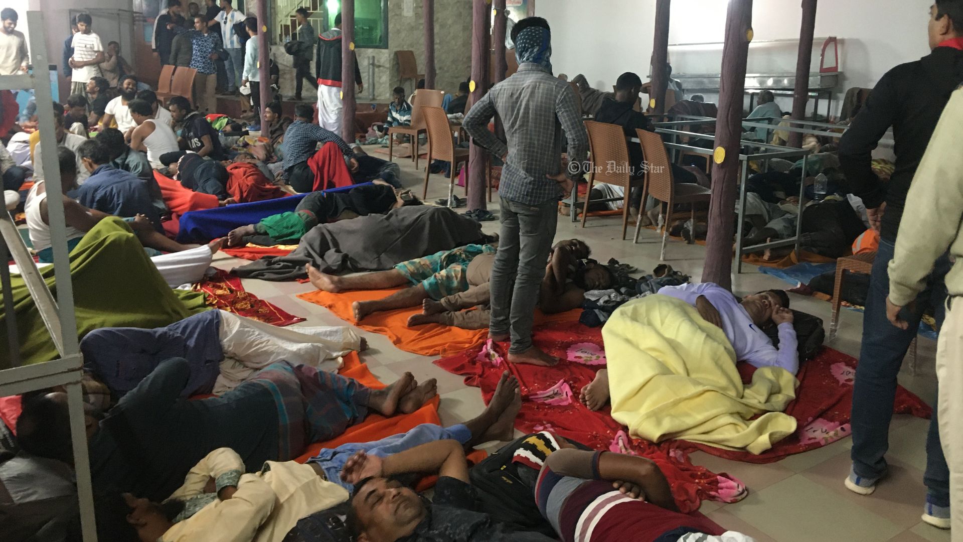 শীত উপেক্ষা করে ঈদগাহ মাঠে বিএনপি নেতাকর্মীদের রাতযাপন