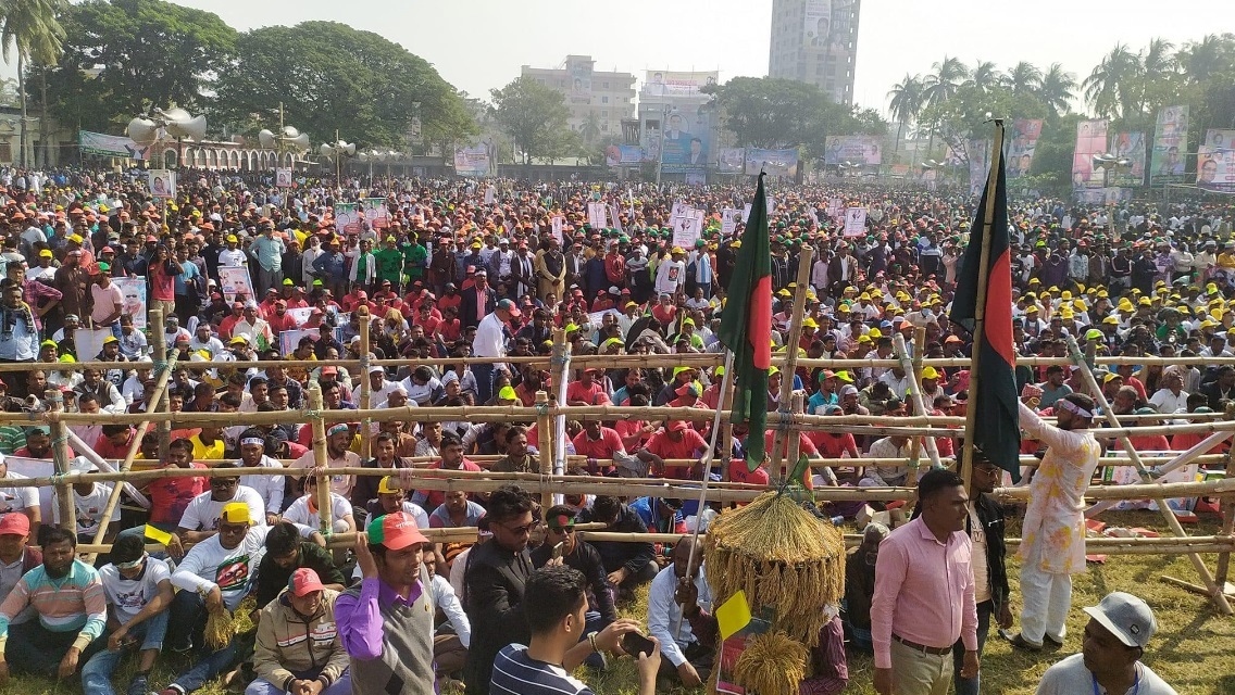 মাদ্রাসা ময়দান কানায় কানায় পূর্ণ, বক্তব্য দিচ্ছেন স্থানীয় নেতারা