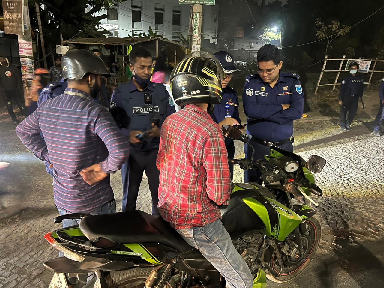 ঢাকার প্রবেশমুখে আমিনবাজার-আশুলিয়ায় পুলিশ চেকপোস্ট, তল্লাশি