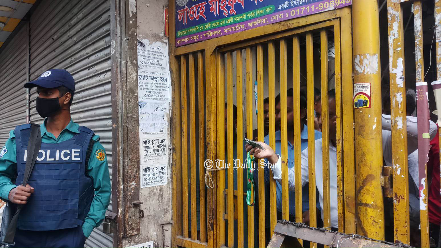 গলির মুখ বন্ধ করে দিয়েছে পুলিশ, কেউ বের হতে পারছেন না