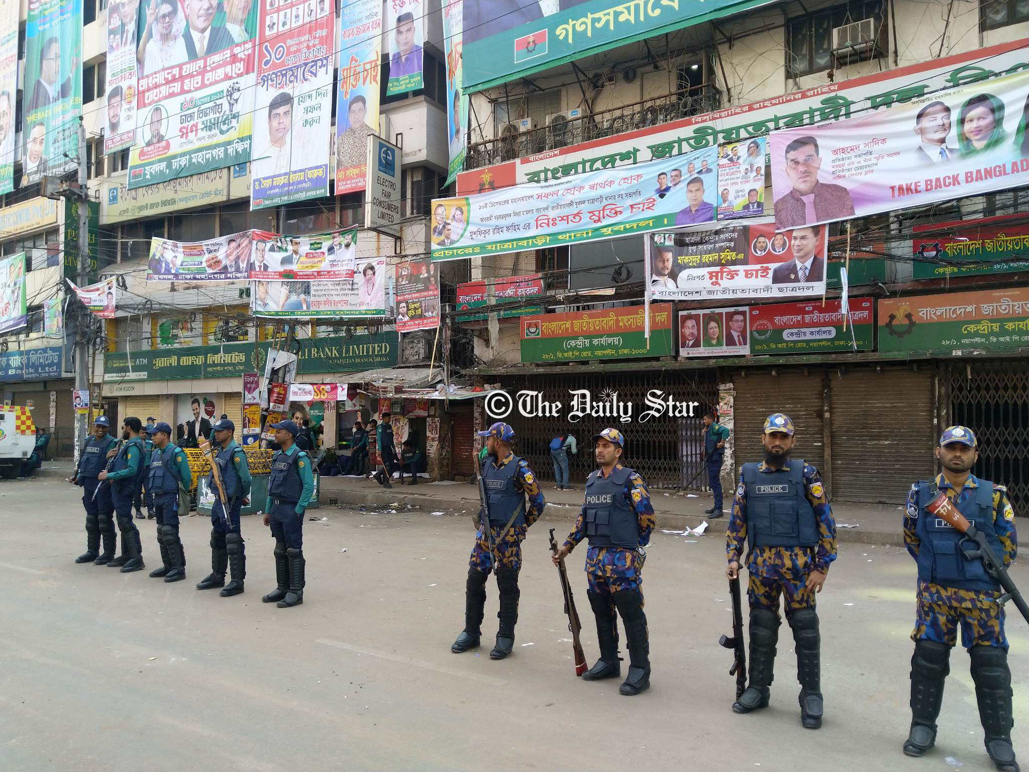 পুলিশের ‘নিয়ন্ত্রণে’ নয়াপল্টন, বিএনপি কার্যালয় তালাবদ্ধ