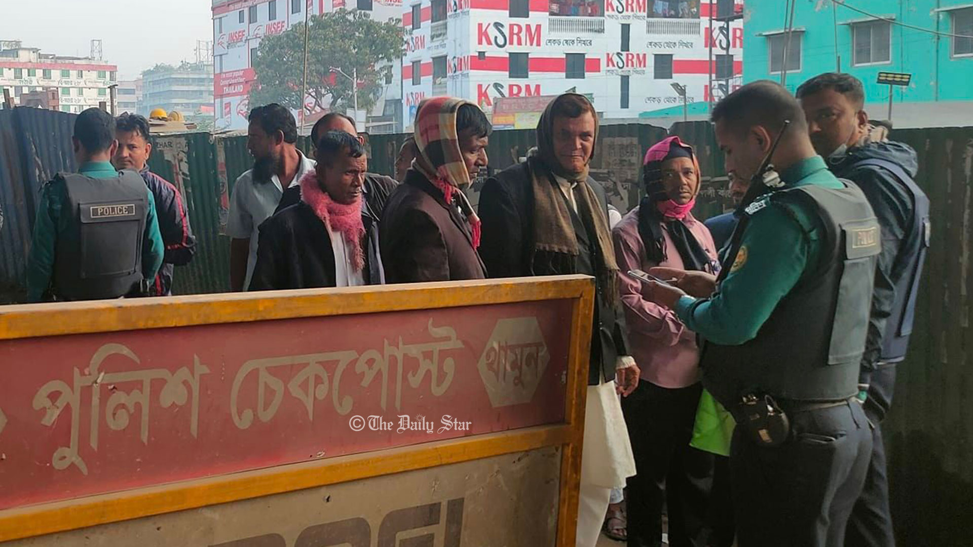 চেকপোস্টে পথচারীদের মোবাইলের ফটো গ্যালারি চেক করছে পুলিশ