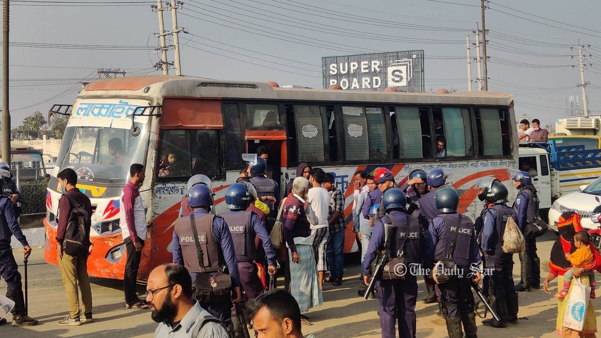 ঢাকায় যানবাহন প্রবেশে ‘বাধা’ দিচ্ছে পুলিশ