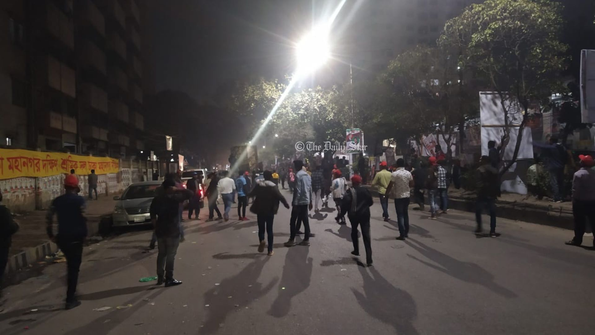 গোলাপবাগে ব্যারিকেড বোঝাই ট্রাককে বিএনপি নেতাকর্মীদের ধাওয়া