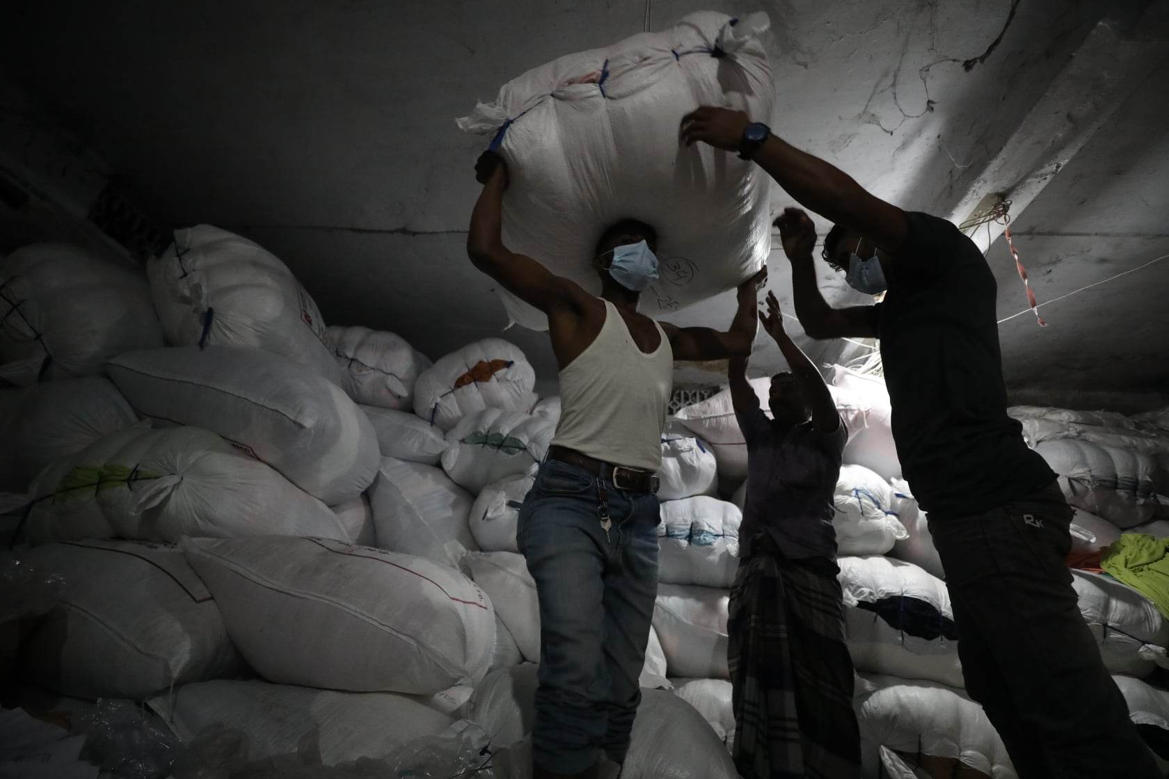 চট্টগ্রামে শুল্কমুক্ত সুবিধায় আমদানি করা ১০০ টন গার্মেন্টস পণ্য জব্দ