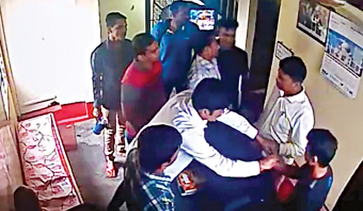 ডিবির যে অভিযানের তদন্তে উত্তরের চেয়েও প্রশ্ন বেশি