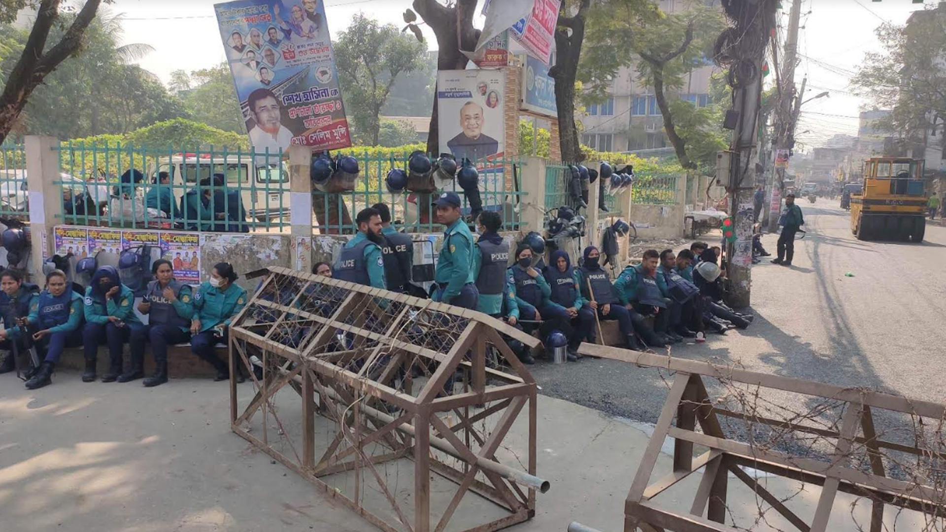 বিএনপির গণমিছিল: খুলনায় বিএনপি কার্যালয়ের সামনে পুলিশের ব্যারিকেড