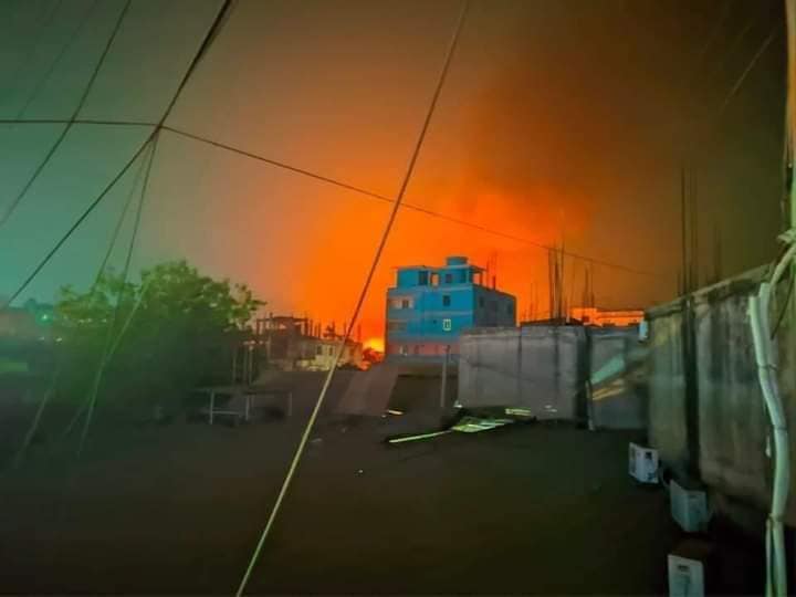 গাজীপুর চৌরাস্তায় কাপড়ের মার্কেটে আগুন, নিয়ন্ত্রণে ৬ ইউনিট