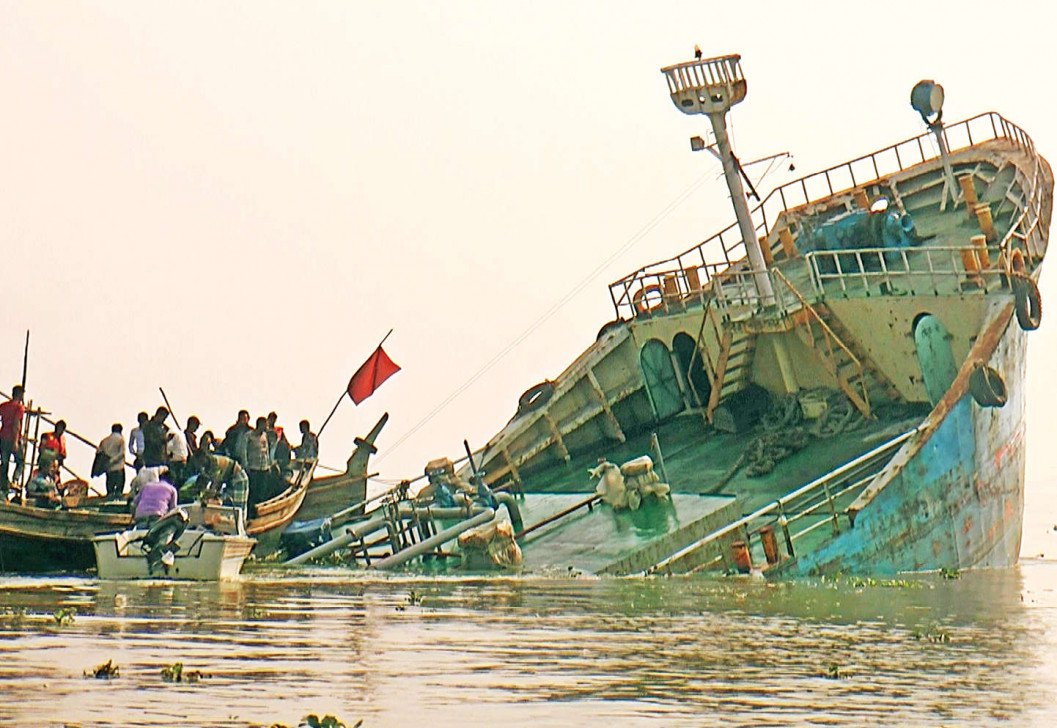 মেঘনায় জাহাজডুবি, ইলিশের অভয়ারণ্যে ব্যাপক ক্ষয়ক্ষতির আশঙ্কা