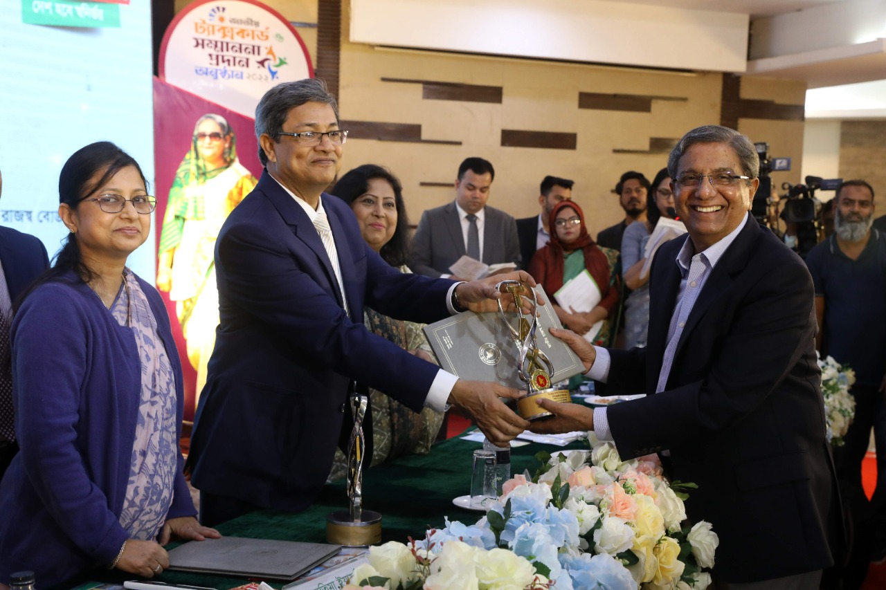 সেরা করদাতা সম্মাননা পেলেন মাহফুজ আনাম, মতিউর রহমান