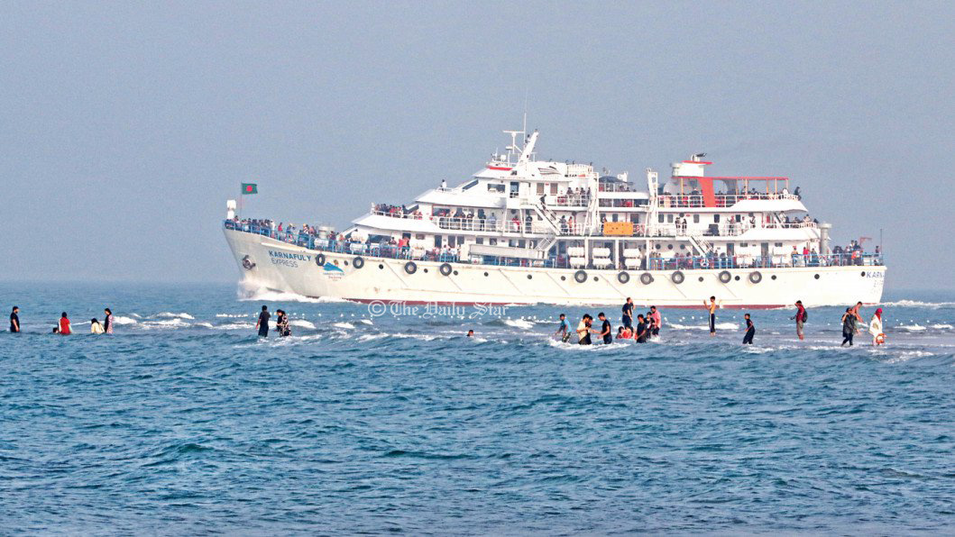 প্রবাল দ্বীপের প্রাচুর্যে