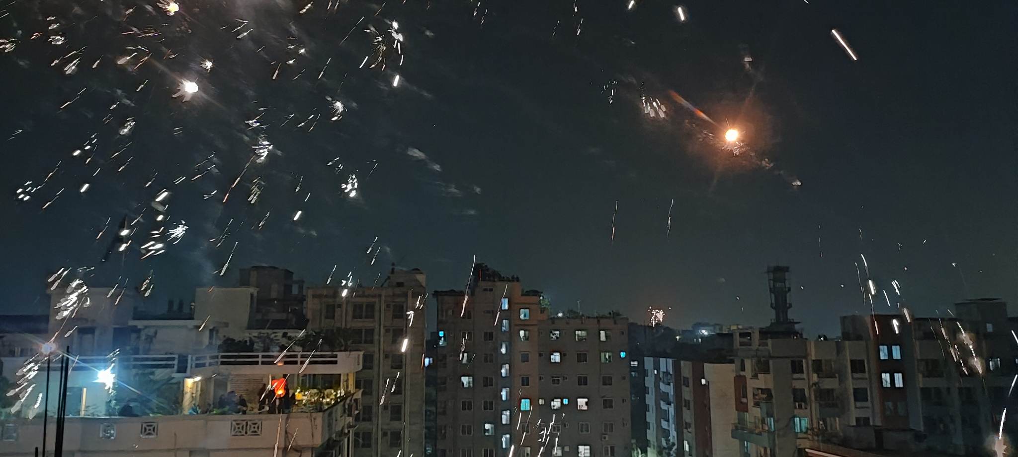 নিষেধাজ্ঞা সত্ত্বেও ঢাকার আকাশ ছেয়ে গেছে ফানুস-আতশবাজিতে