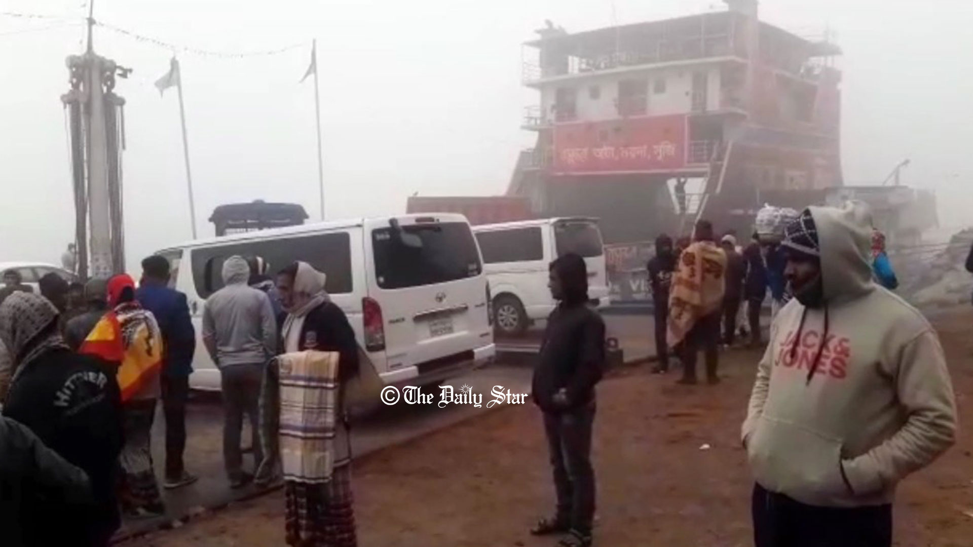 আরিচা-কাজিরহাটে ৮ ঘণ্টা, পাটুরিয়া-দৌলতদিয়ায় ৬ ঘণ্টা ফেরি চলাচল বন্ধ