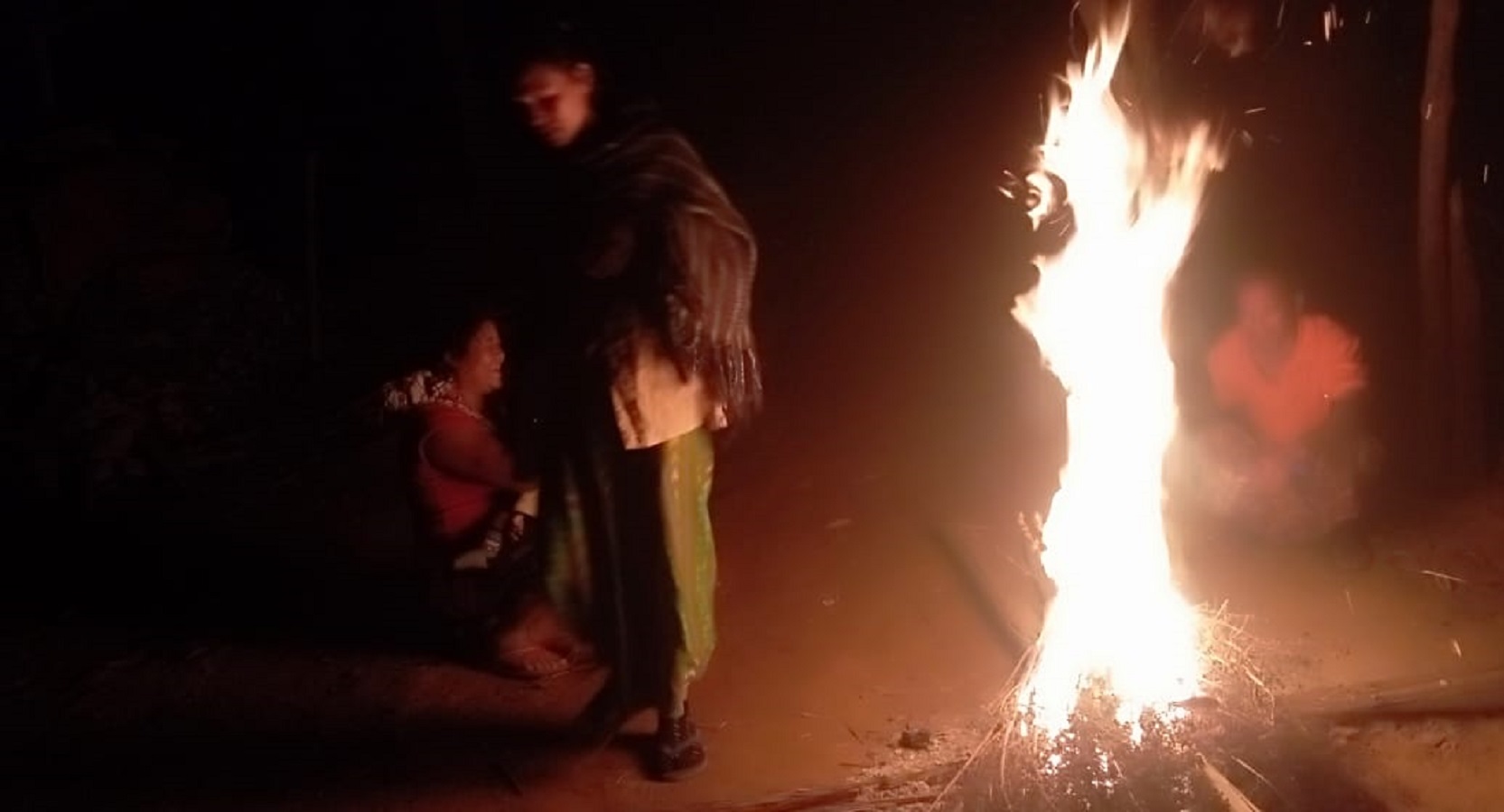 আগুনের পাশে বসে শীত নিবারণের চেষ্টা ঘর হারানো ম্রোদের